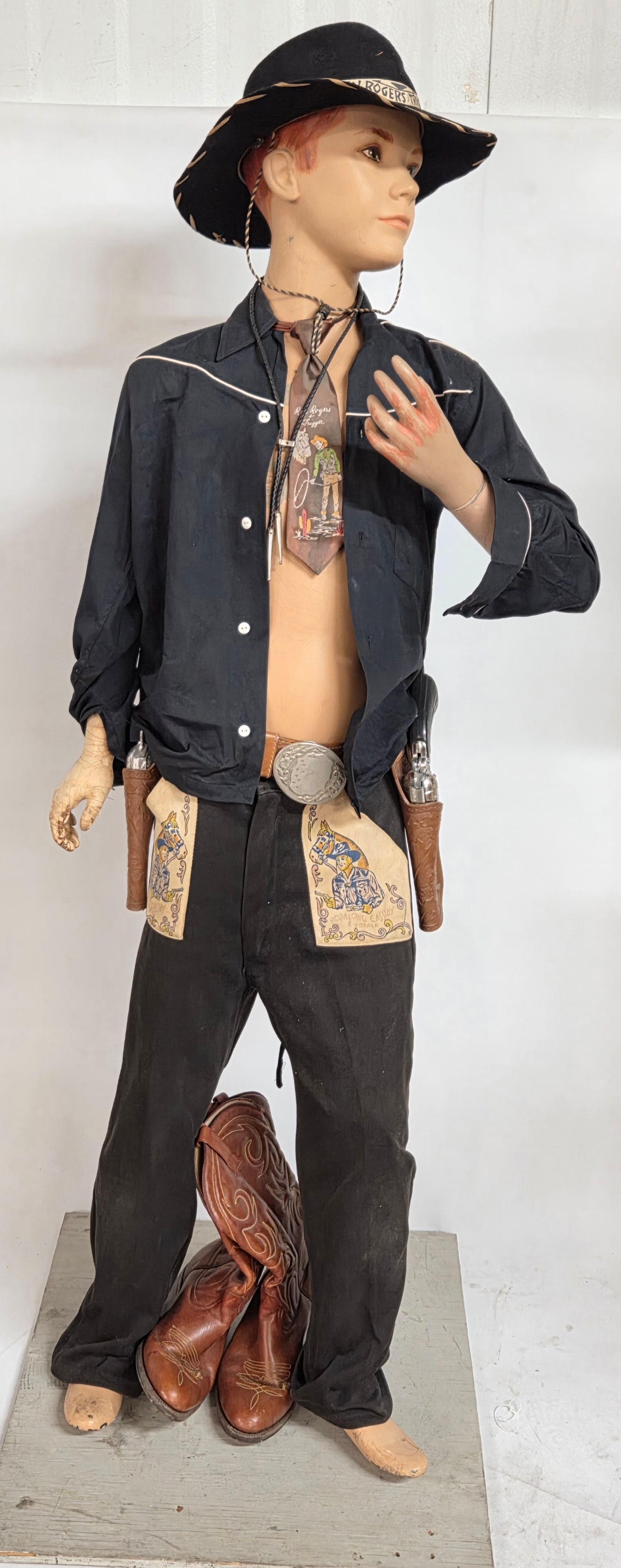 ROY ROGERS, HOPALONG CASSIDY WESTERN OUTFIT ON FULL MANIKIN (1 of 8)