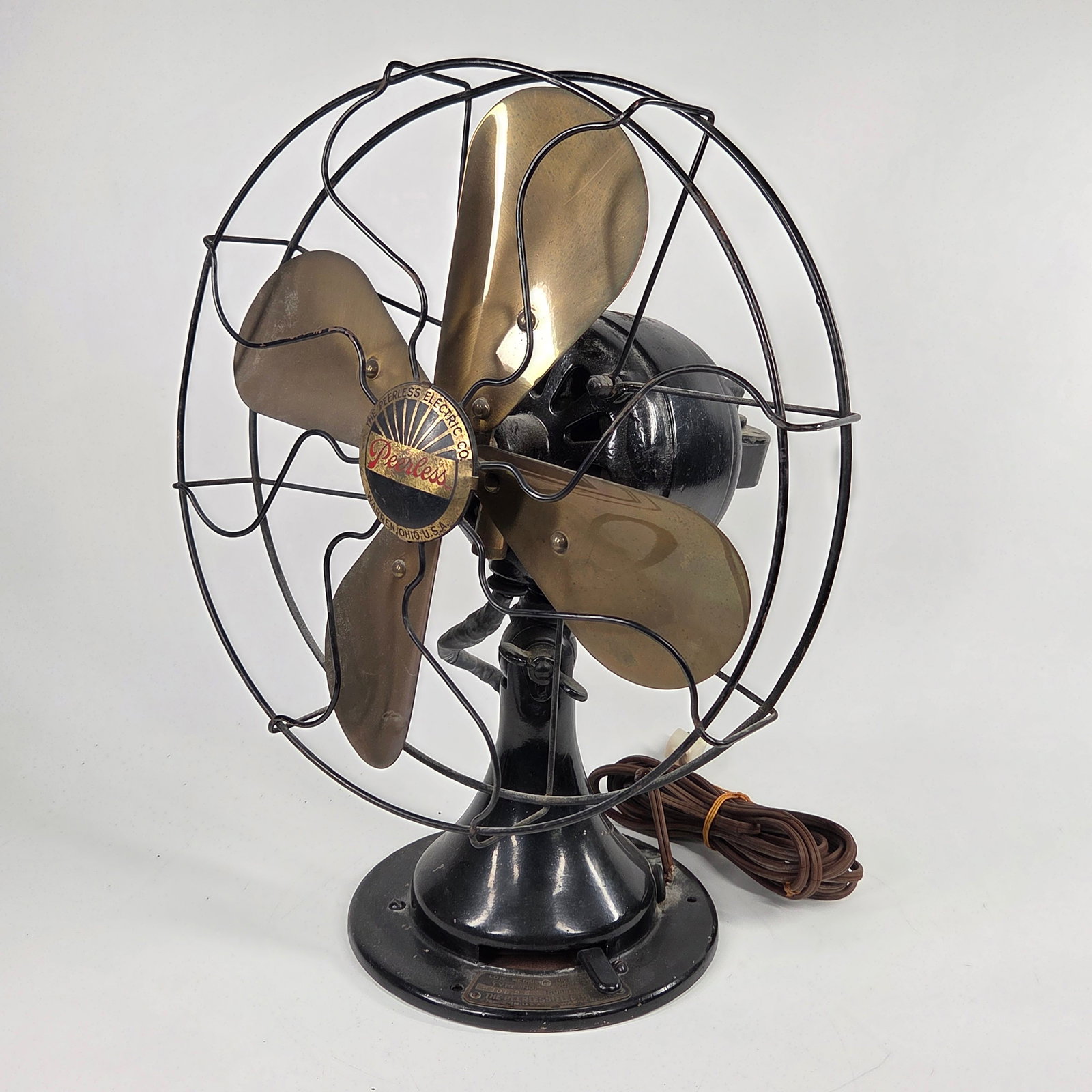 ANTIQUE PEERLESS VARIABLE OSCILLATING 4 BRASS BLADE DESK FAN: REMAINS IN VERY GOOD CONDITION - SOME PAINT LOSS, LIGHT WEAR / DUST
