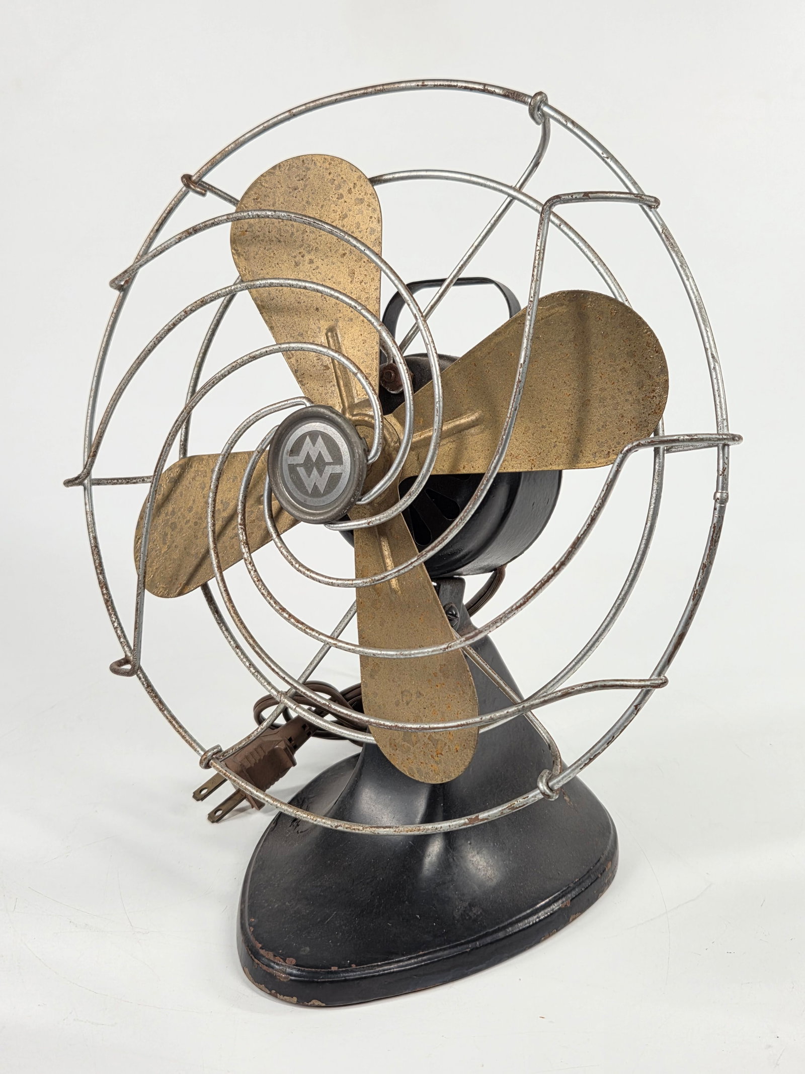 ANTIQUE MONTGOMERY WARD SPIRAL CAGE 4 BRASS BLADE DESK FAN: UNIQUE CAGE DESIGN. FAN REMAINS IN VERY GOOD CONDITION WITH MILD GENERAL WEAR - SOME MINOR PAINT LOSS, WEAR TO BLADES.