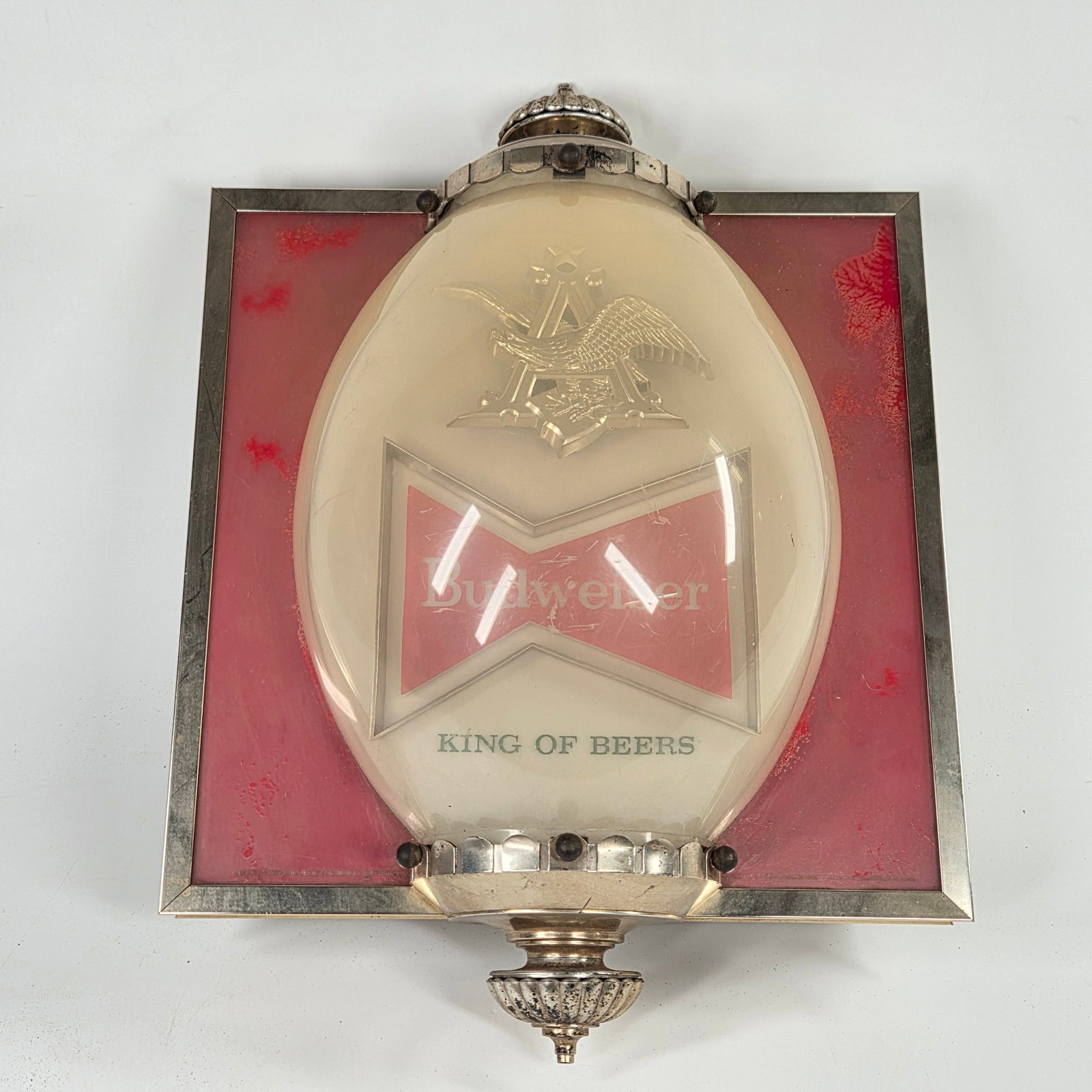 VINTAGE BUDWEISER LIGHT UP BUBBLE SCONCE BEER BAR SIGN: SIGN REMAINS IN GOOD CONDITION WITH SOME DUST / GENERAL WEAR / DISCOLORATION