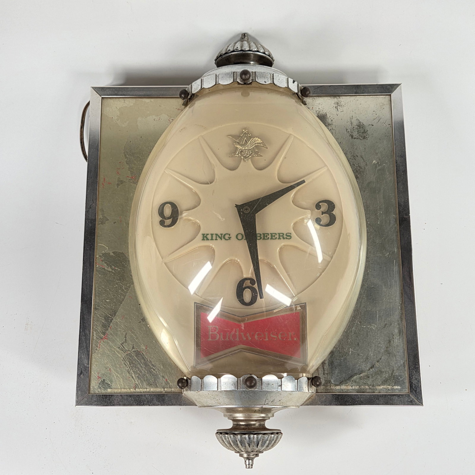 VINTAGE BUDWEISER LIGHT UP BUBBLE CLOCK BEER BAR SIGN: CLOCK REMAINS IN GOOD CONDITION WITH SOME DUST / GENERAL WEAR / DISCOLORATION