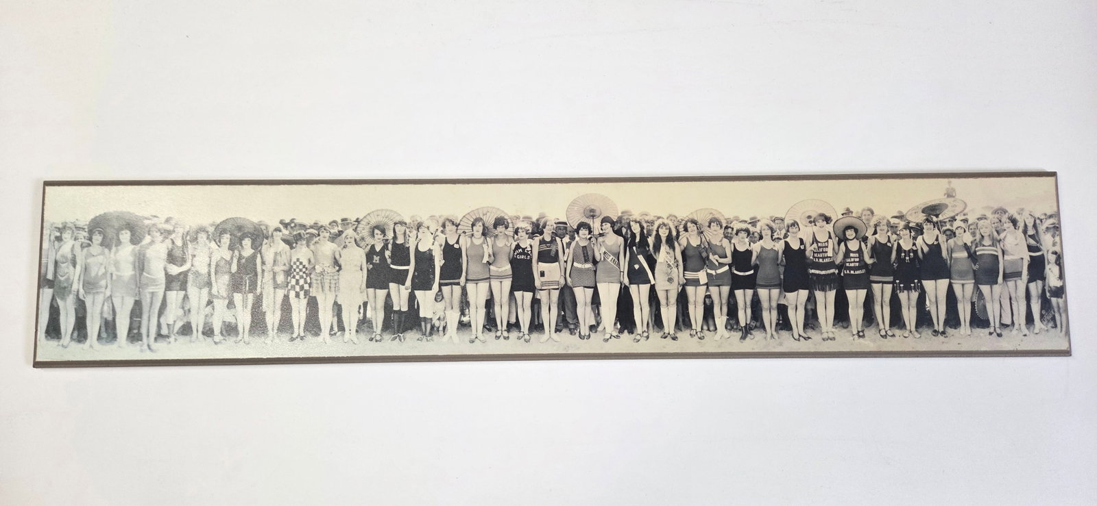 MISS CALIFORNIA BEAUTIFUL VINTAGE SWIMSUIT CONTEST YARD LONG PHOTO: UNIQUE YARD LONG GROUP PHOTO FEATURING A LARGE GATHERING OF SWIMSUIT CONTESTANTS & WINNERS - MODERN PRINT - REMAINS IN VERY GOOD CONDITION