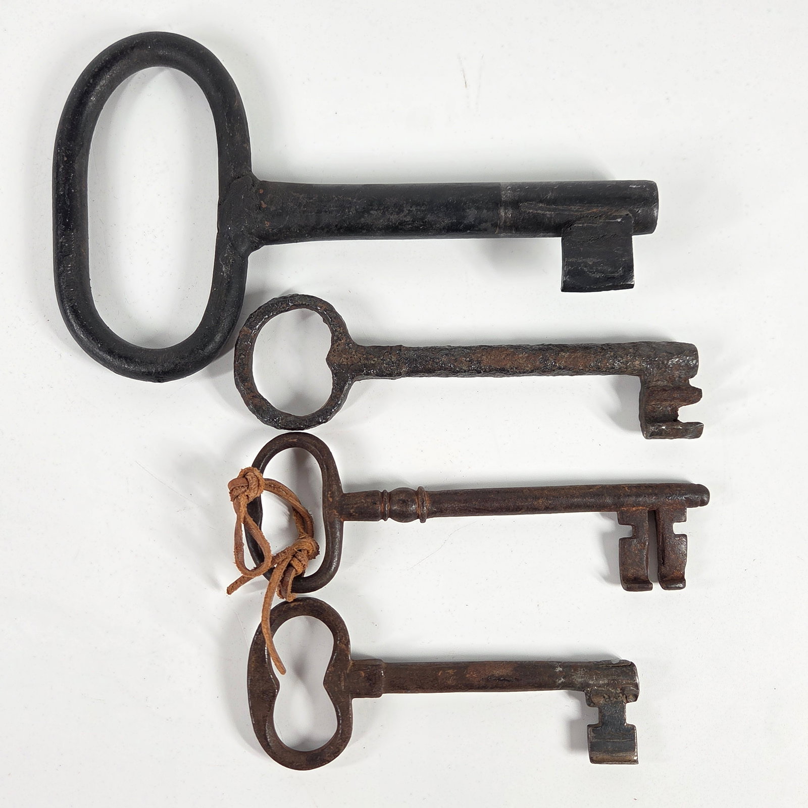 4) ANTIQUE CAST IRON SKELETON DOOR KEYS: GROUP REMAINS IN GOOD CONDITION WITH WEAR