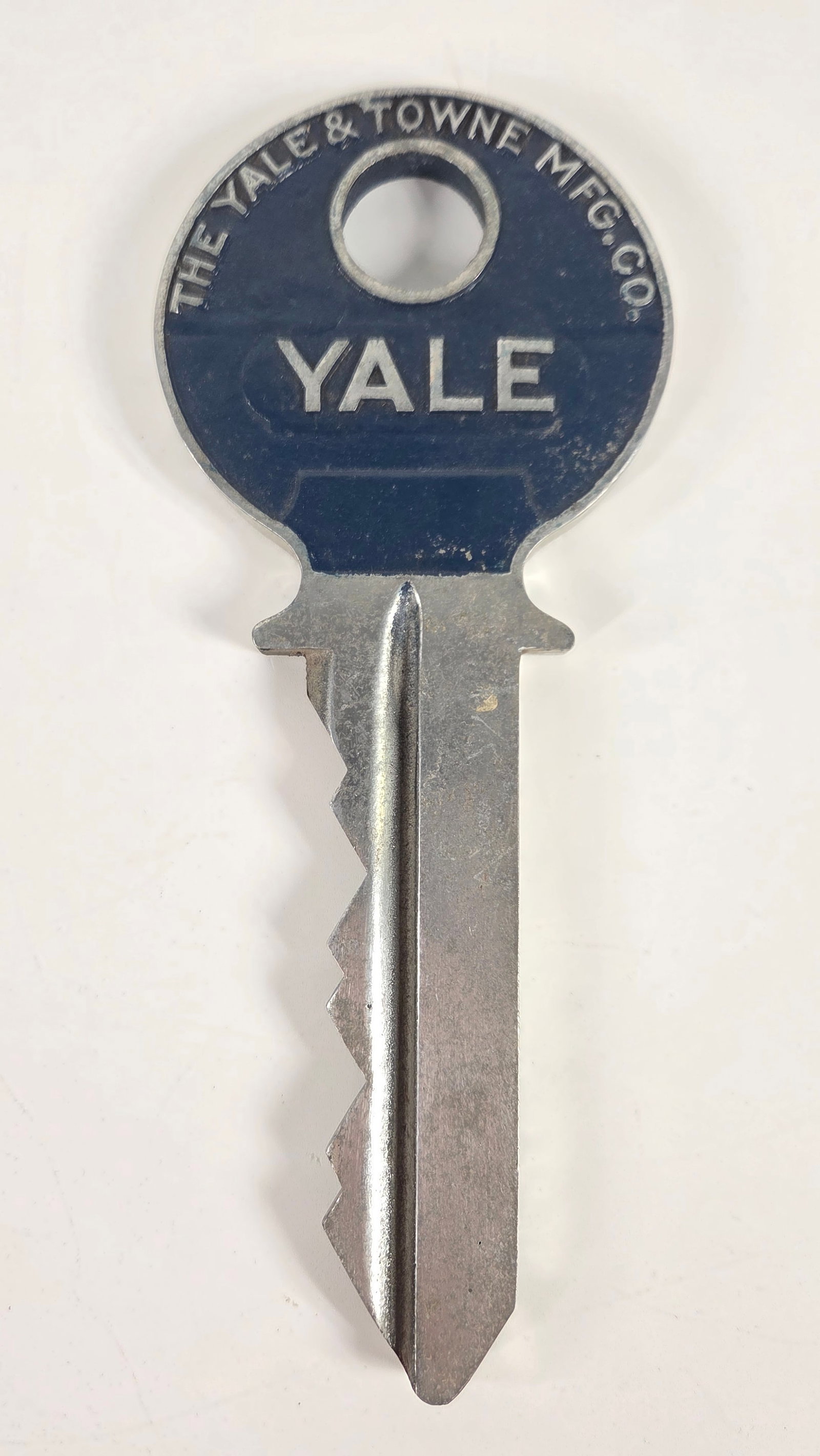 VINTAGE OVERSIZED PROMOTIONAL DISPLAY KEY YALE & TOWNE: REMAINS IN VERY GOOD CONDITION WITH MILD LIGHT WEAR