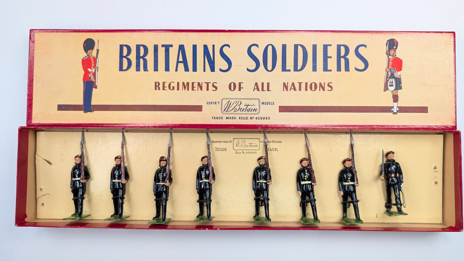 VINTAGE BRITAIN NO. 2092 PARACHUTE REGT. MARCHING: SET REMAINS IN VERY GOOD CONDITION WITH BOX.