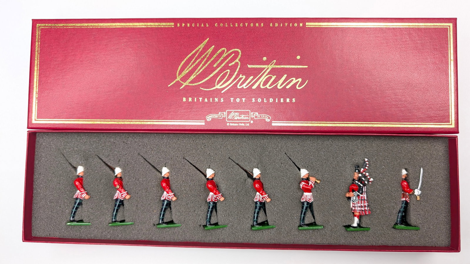 BRITAIN 00126 ROYAL SCOTS MARCHING: SET REMAINS IN VERY GOOD CONDITION WITH BOX.