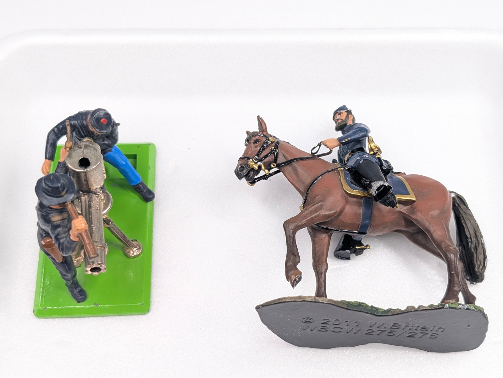 BRITAIN DEETAIL CIVIL WAR GUN TEAM & 2011 MOUNTED SOLDIER: BOTH REMAIN IN GOOD CONDITION, SHOWING SOME LIGHT TYPICAL WEAR.