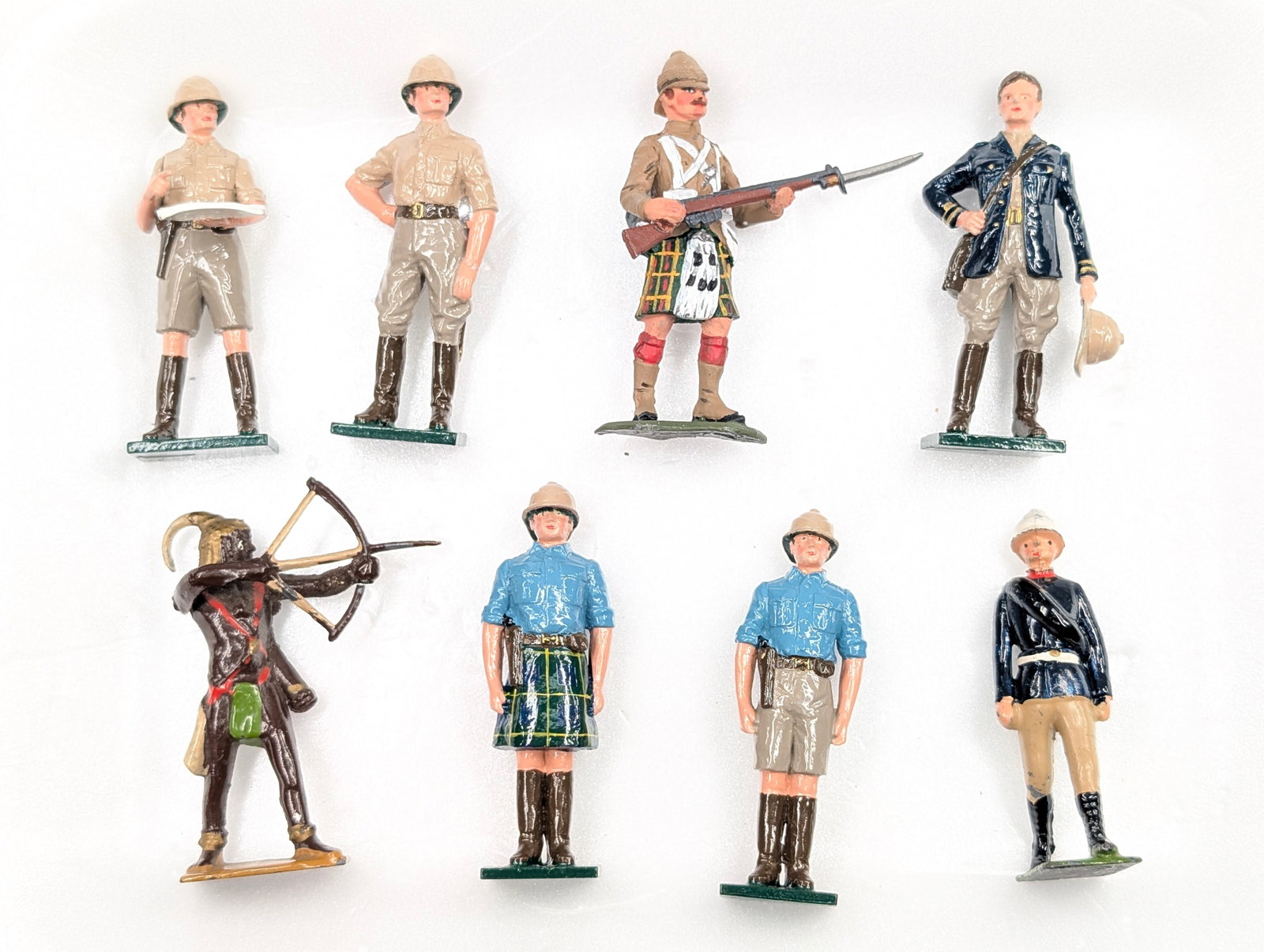 ASSORTED LOT OF VARIOUS HAND PAINTED LEAD SOLDIERS: ALL REMAIN IN FAIR TO GOOD CONDITION, SHOWING SOME TYPICAL WEAR.