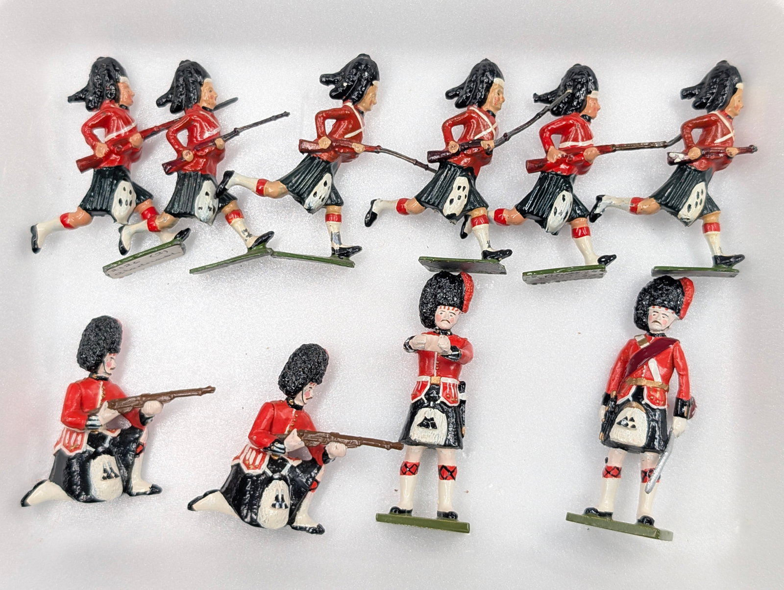ASSORTED LOT OF VARIOUS HAND PAINTED LEAD SOLDIERS: ALL REMAIN IN FAIR TO GOOD CONDITION, SHOWING SOME TYPICAL WEAR.