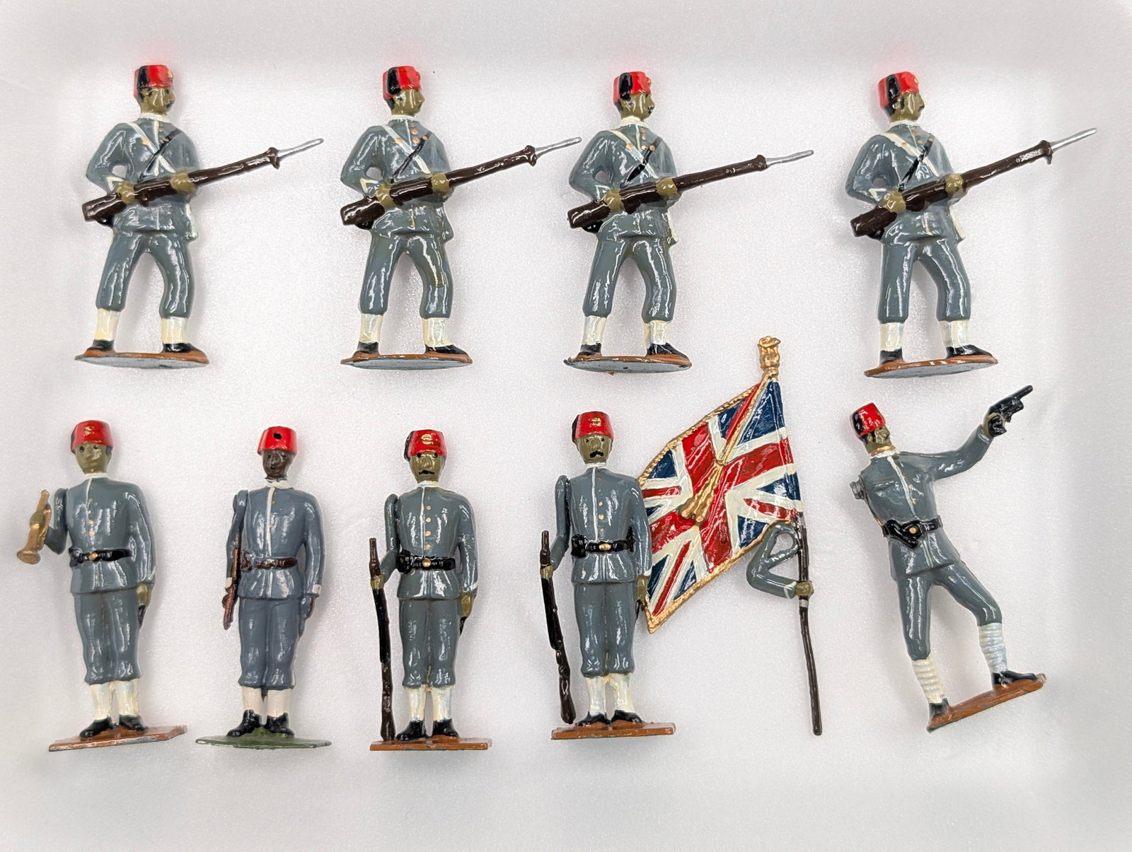 ASSORTED LOT OF VARIOUS HAND PAINTED LEAD SOLDIERS: ALL REMAIN IN FAIR TO GOOD CONDITION, SHOWING SOME TYPICAL WEAR.