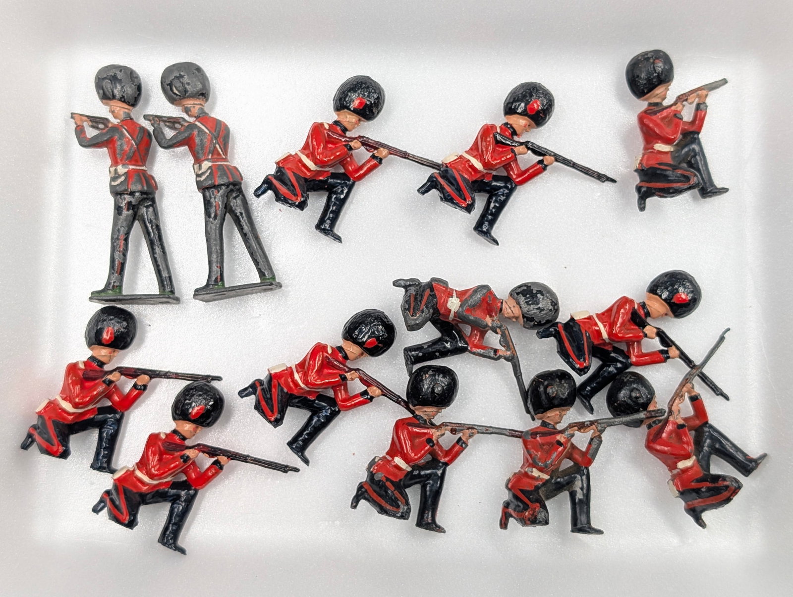 ASSORTED LOT OF VARIOUS HAND PAINTED LEAD SOLDIERS: ALL REMAIN IN FAIR TO GOOD CONDITION, SHOWING SOME TYPICAL WEAR.