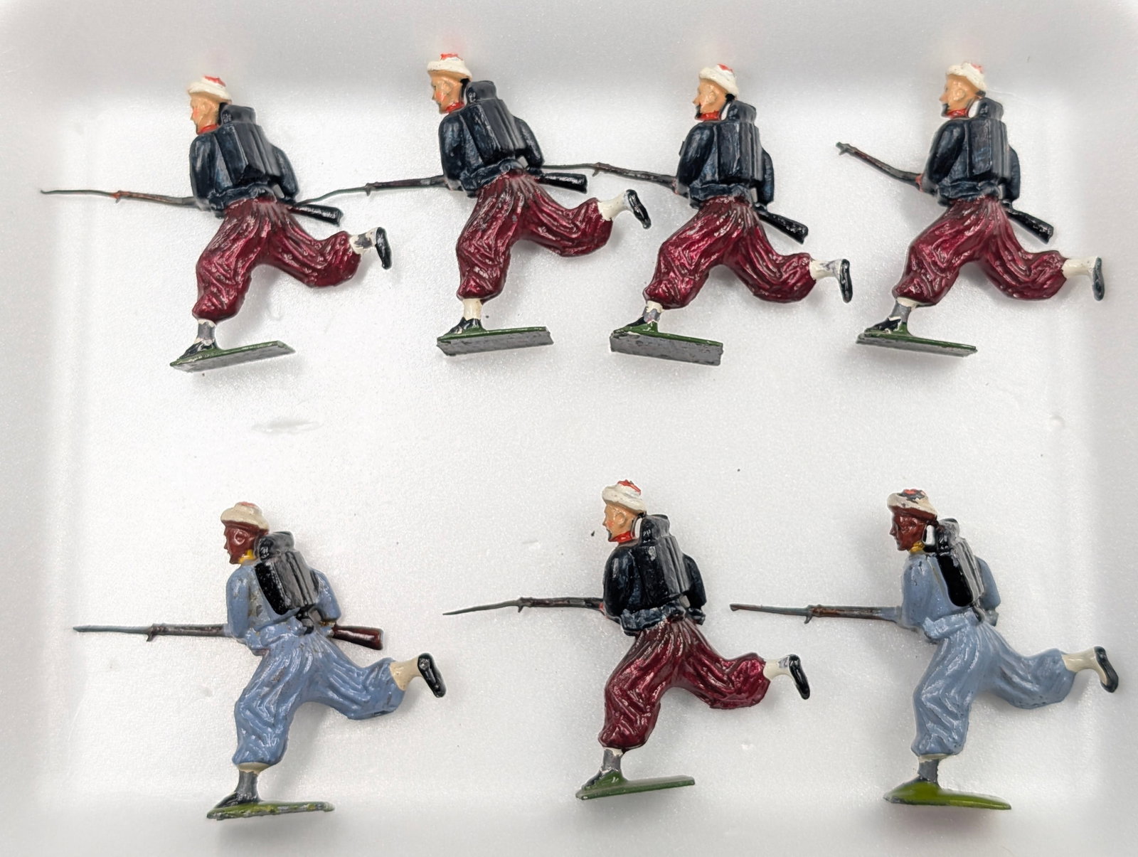 ASSORTED LOT OF VARIOUS HAND PAINTED LEAD SOLDIERS: ALL REMAIN IN FAIR TO GOOD CONDITION, SHOWING SOME TYPICAL WEAR.