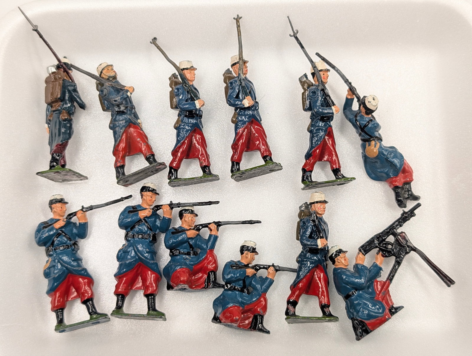 ASSORTED LOT OF VARIOUS HAND PAINTED LEAD SOLDIERS: ALL REMAIN IN FAIR TO GOOD CONDITION, SHOWING SOME TYPICAL WEAR.