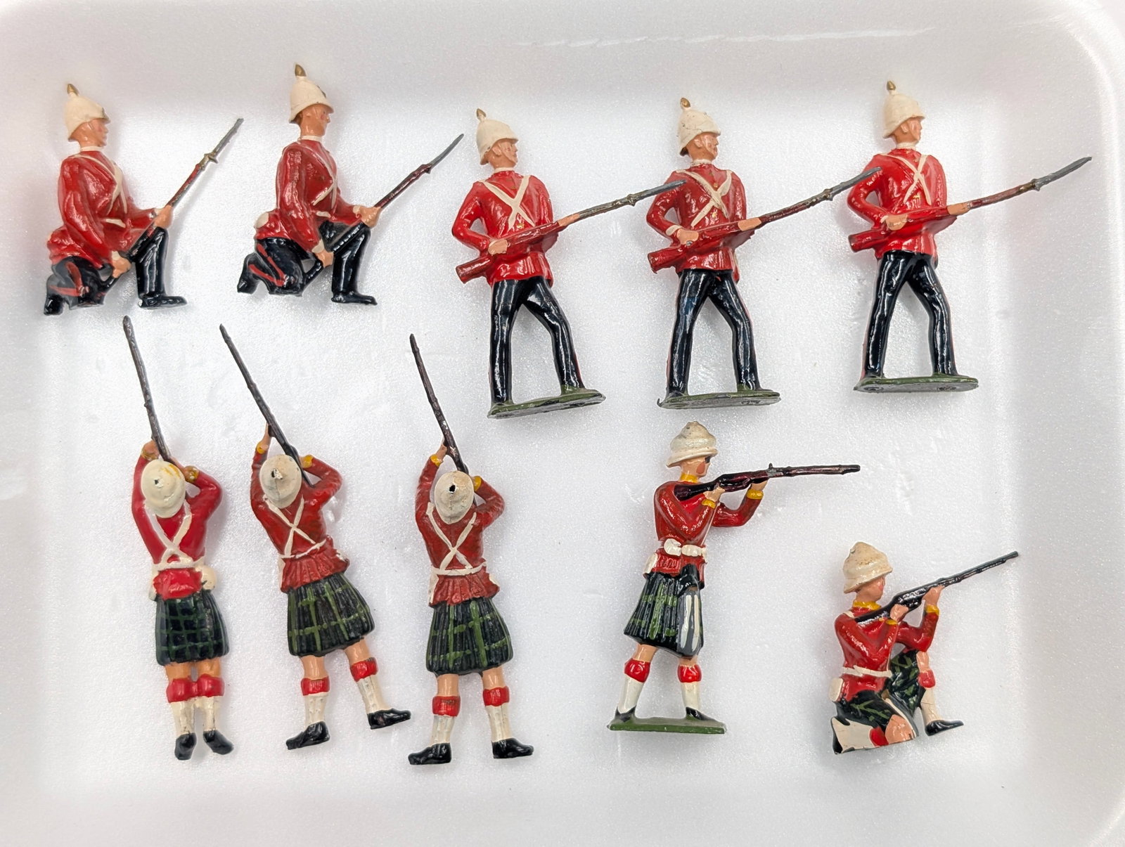 ASSORTED LOT OF VARIOUS HAND PAINTED LEAD SOLDIERS: ALL REMAIN IN FAIR TO GOOD CONDITION, SHOWING SOME TYPICAL WEAR.