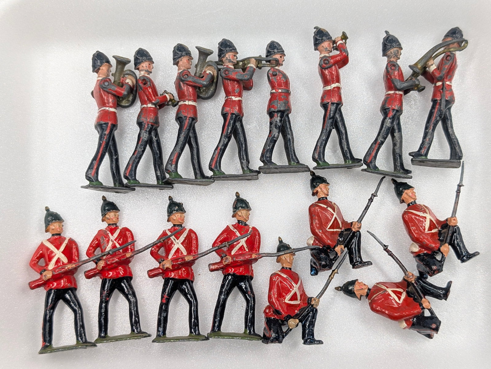 ASSORTED LOT OF VARIOUS HAND PAINTED LEAD SOLDIERS: ALL REMAIN IN FAIR TO GOOD CONDITION, SHOWING SOME TYPICAL WEAR.