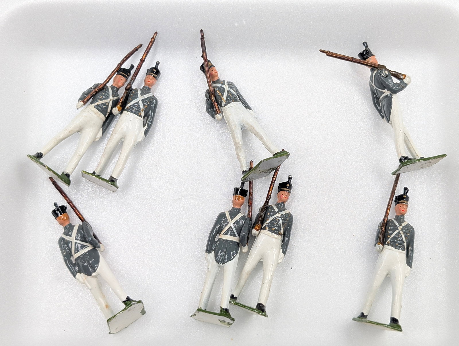 ASSORTED LOT OF VARIOUS HAND PAINTED LEAD SOLDIERS: ALL REMAIN IN FAIR TO GOOD CONDITION, SHOWING SOME TYPICAL WEAR.
