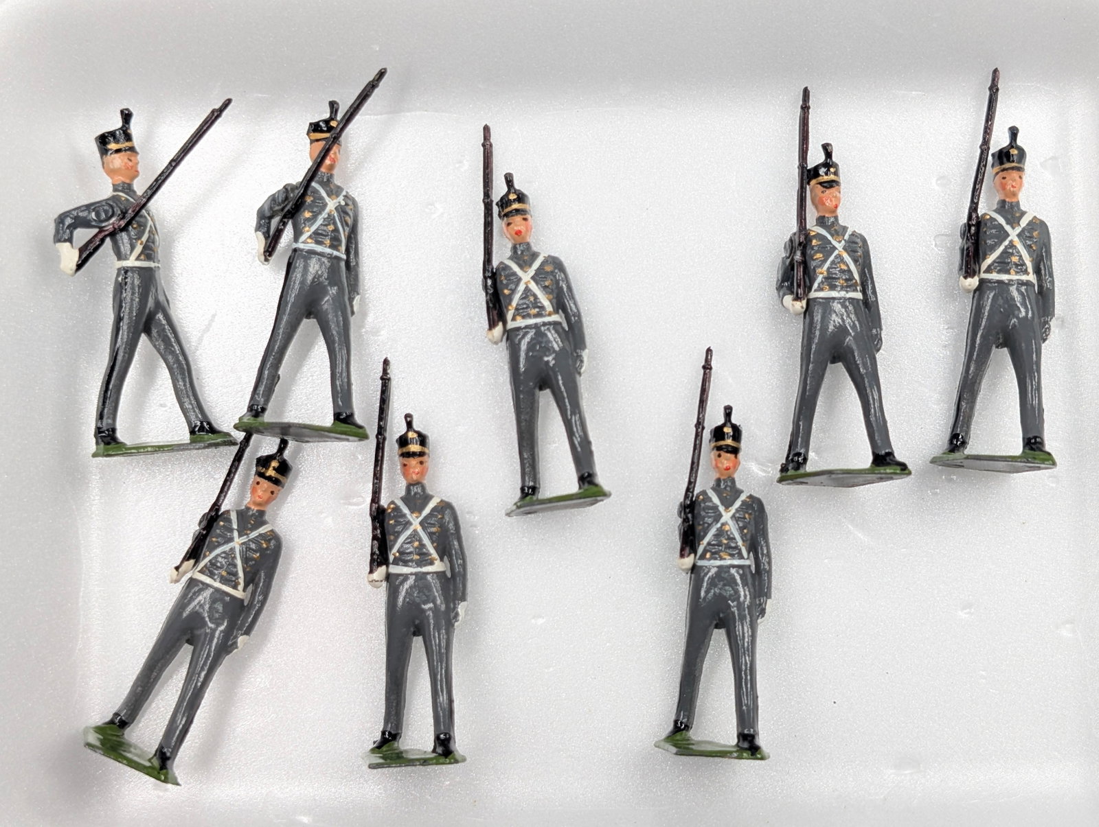 ASSORTED LOT OF VARIOUS HAND PAINTED LEAD SOLDIERS: ALL REMAIN IN FAIR TO GOOD CONDITION, SHOWING SOME TYPICAL WEAR.