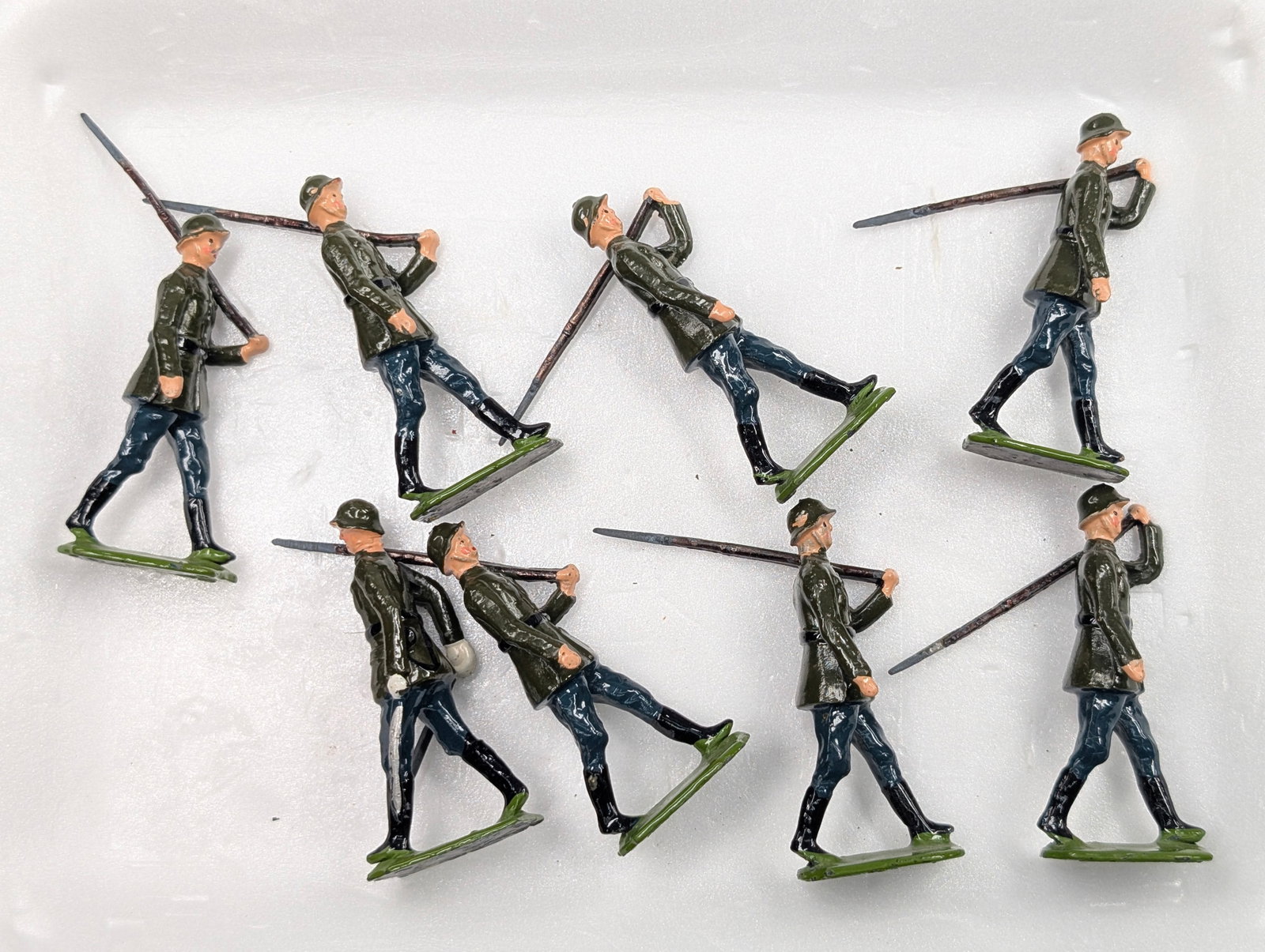 ASSORTED LOT OF VARIOUS HAND PAINTED LEAD SOLDIERS: ALL REMAIN IN FAIR TO GOOD CONDITION, SHOWING SOME TYPICAL WEAR.