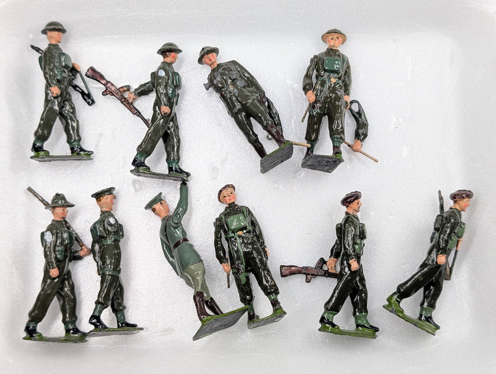 ASSORTED LOT OF VARIOUS HAND PAINTED LEAD SOLDIERS: ALL REMAIN IN FAIR TO GOOD CONDITION, SHOWING SOME TYPICAL WEAR.