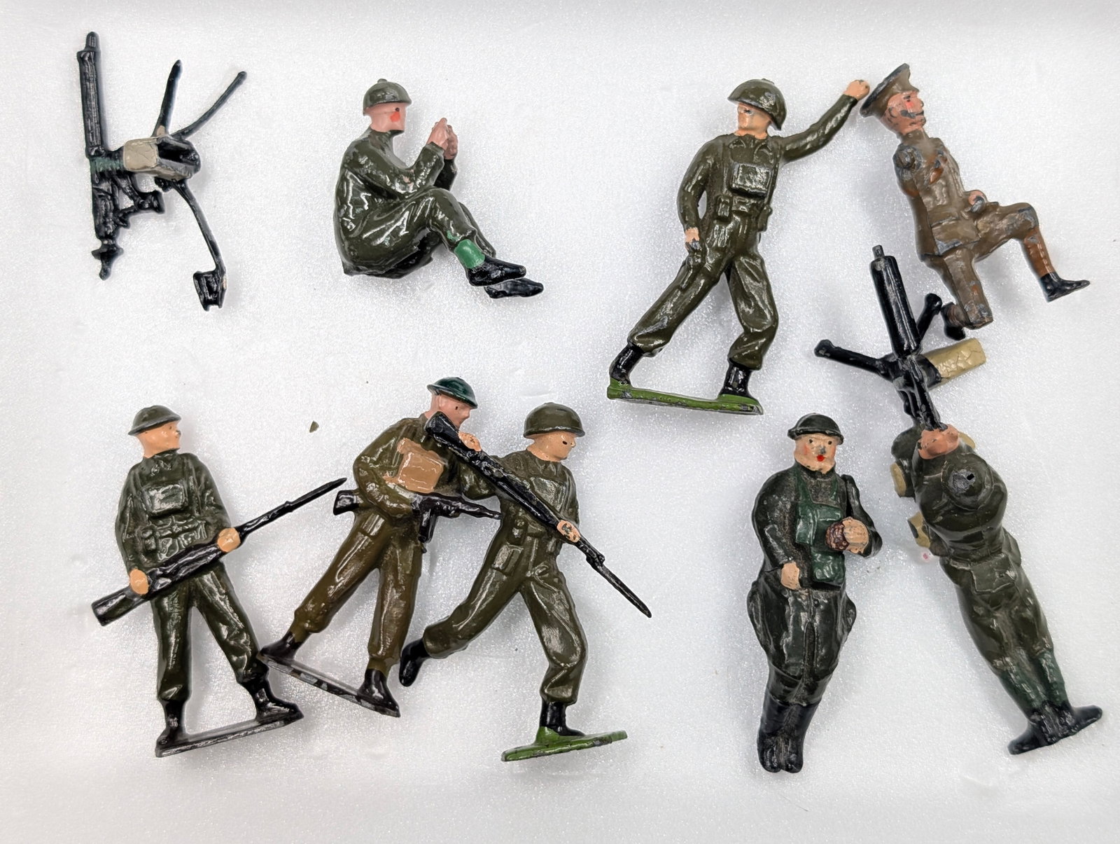 ASSORTED LOT OF VARIOUS HAND PAINTED LEAD SOLDIERS: ALL REMAIN IN FAIR TO GOOD CONDITION, SHOWING SOME TYPICAL WEAR.