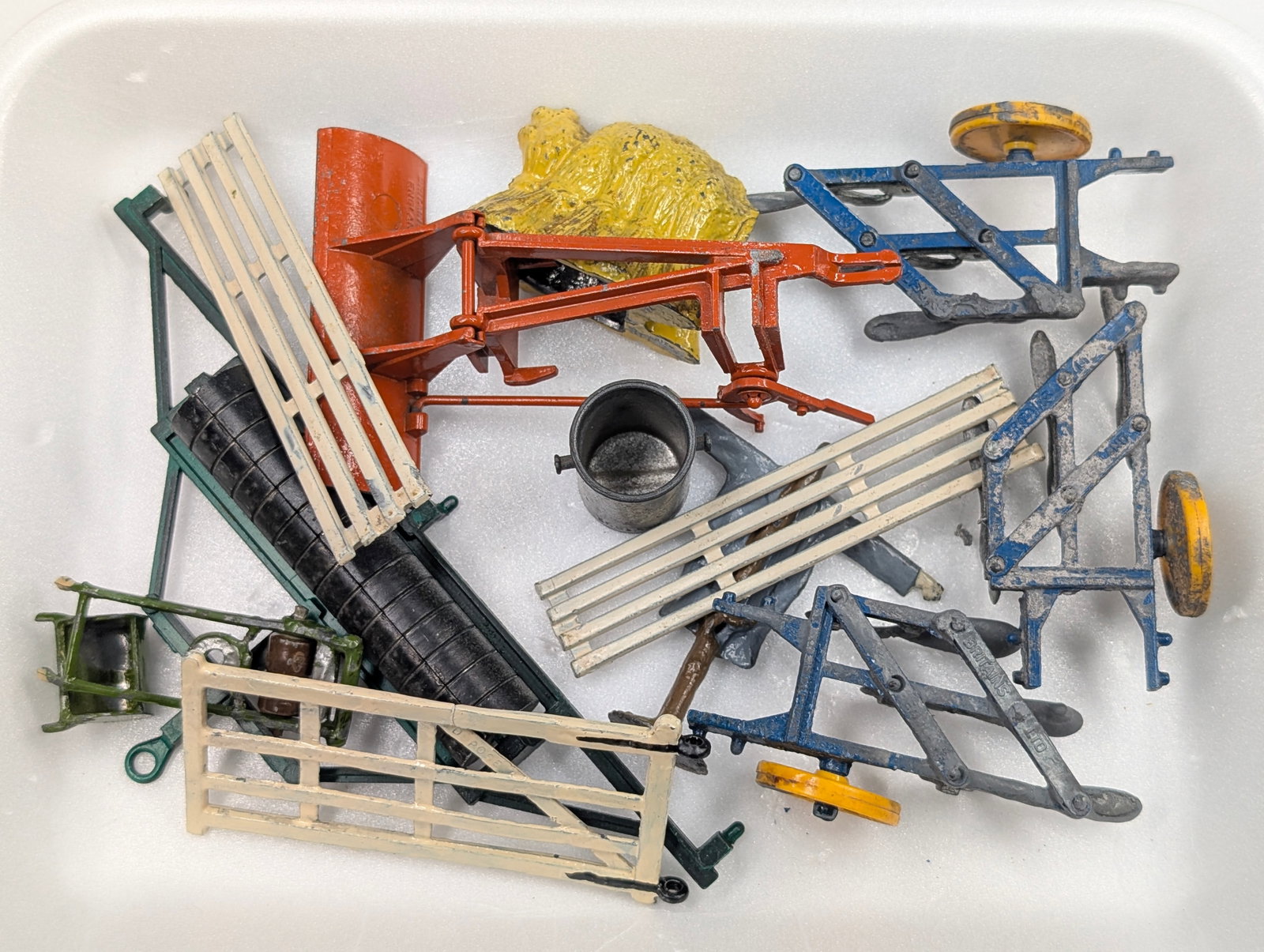 VARIOUS VINTAGE BRITAIN LEAD FARM ACCESSORIES: ALL REMAIN IN FAIR TO GOOD CONDITION, SHOWING PAINT / USAGE WEAR.