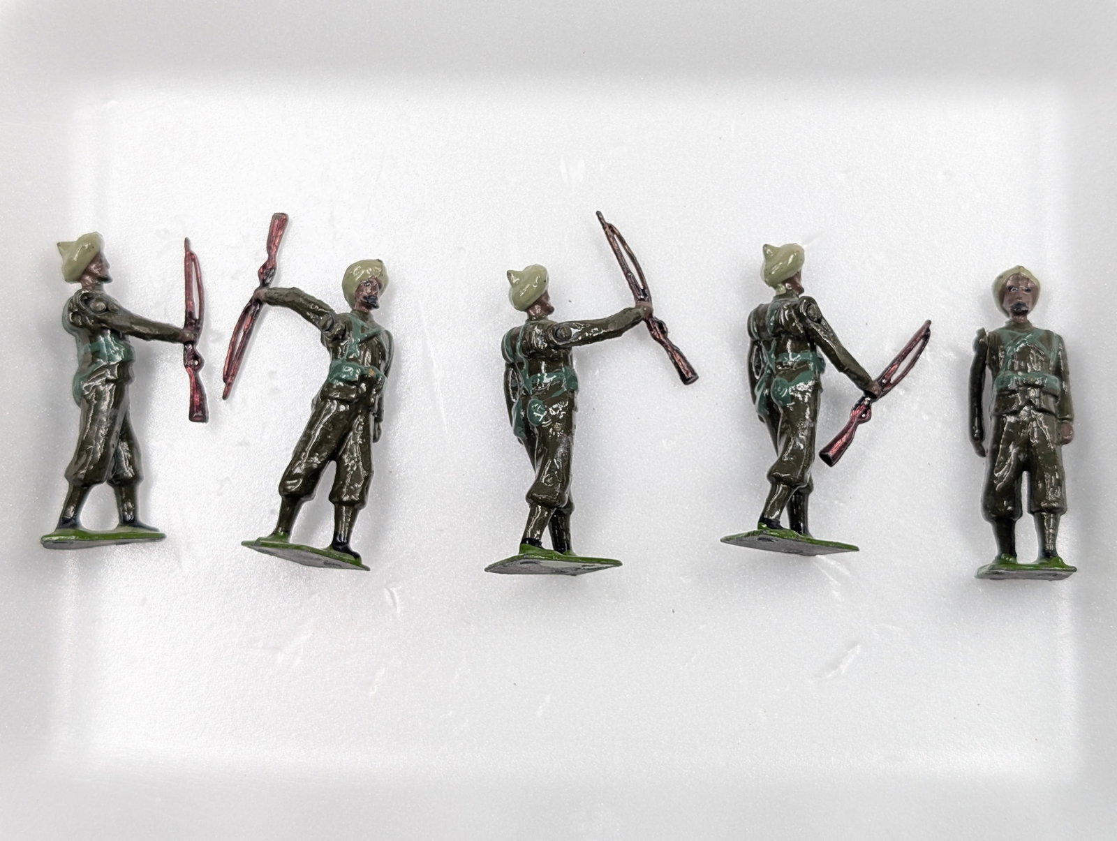 ASSORTED LOT OF VARIOUS HAND PAINTED LEAD SOLDIERS: ALL REMAIN IN FAIR TO GOOD CONDITION, SHOWING SOME TYPICAL WEAR.