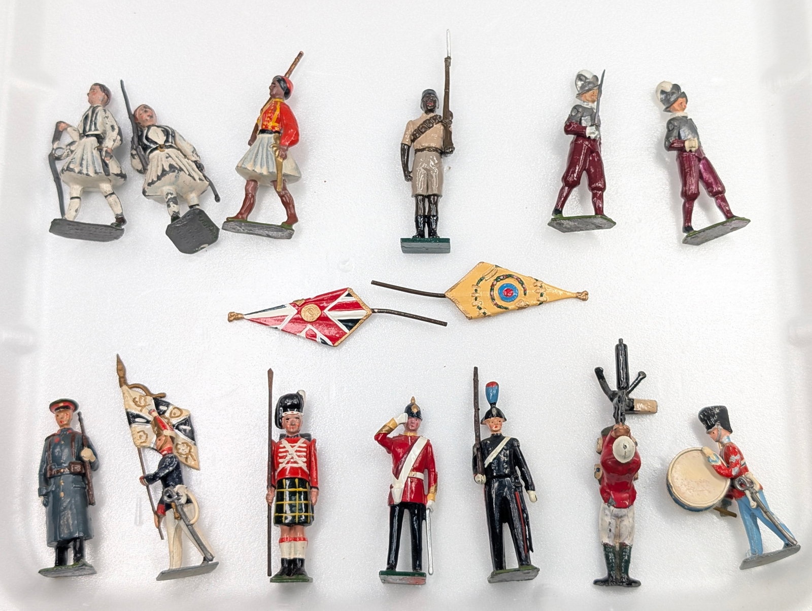 ASSORTED LOT OF VARIOUS HAND PAINTED LEAD SOLDIERS: ALL REMAIN IN FAIR TO GOOD CONDITION, SHOWING SOME PAINT WEAR.