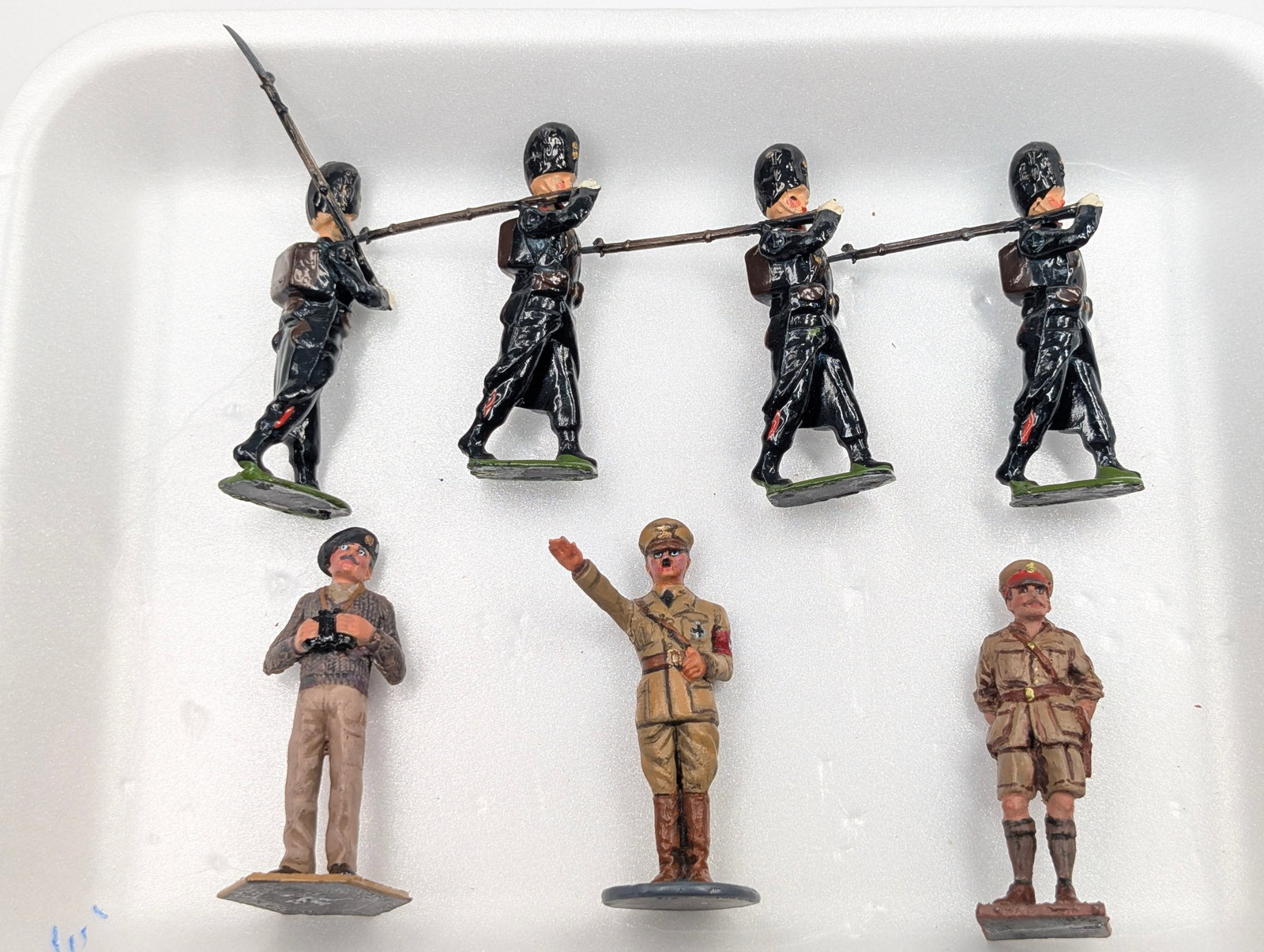 ASSORTED LOT OF VARIOUS HAND PAINTED LEAD SOLDIERS: ALL REMAIN IN FAIR TO GOOD CONDITION, SHOWING SOME PAINT WEAR.