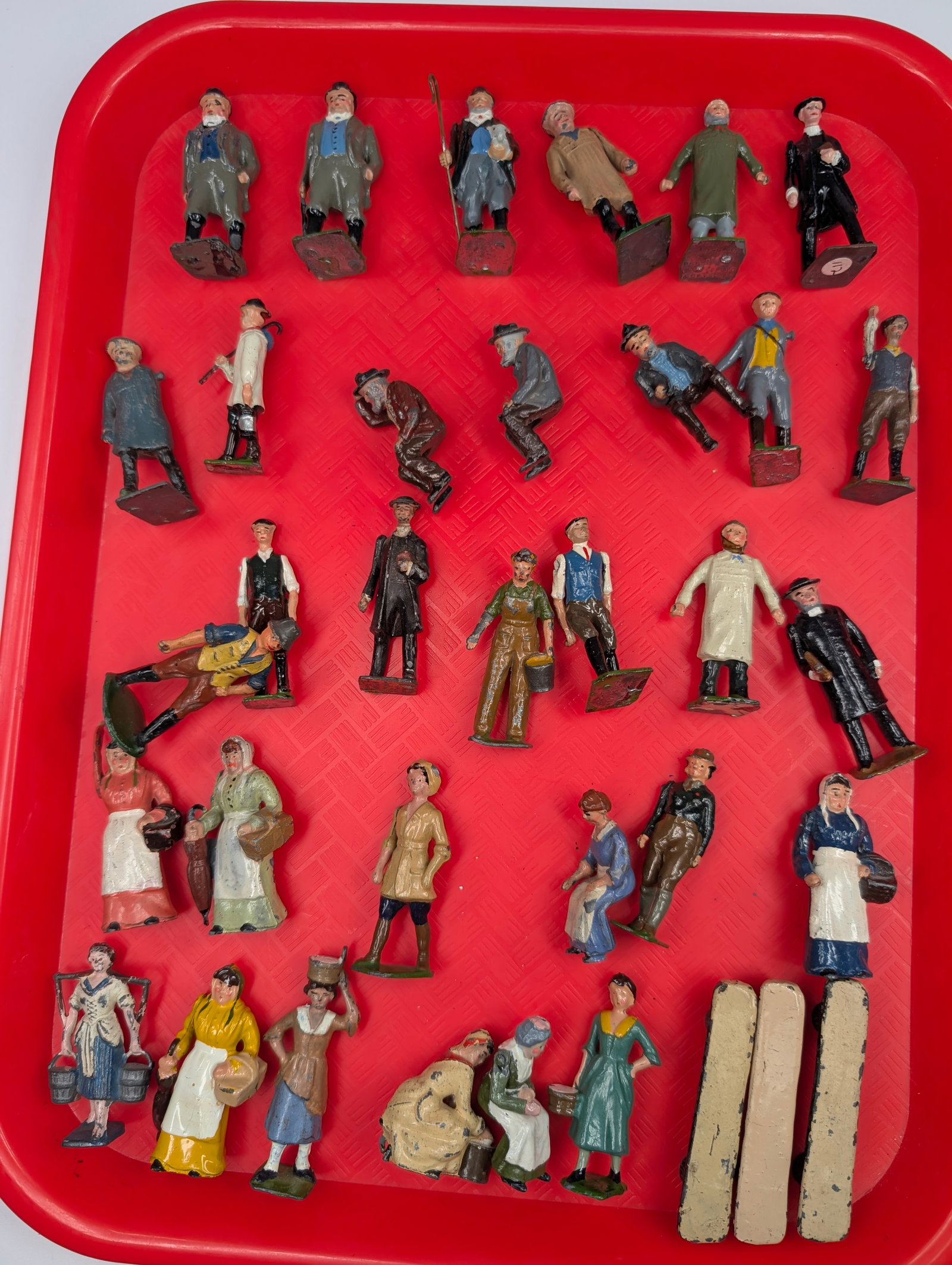 ASSORTMENT OF VINTAGE BRITAIN FARM FIGURES: ALL REMAIN IN FAIR TO GOOD CONDITION, SHOWING SOME PAINT WEAR.