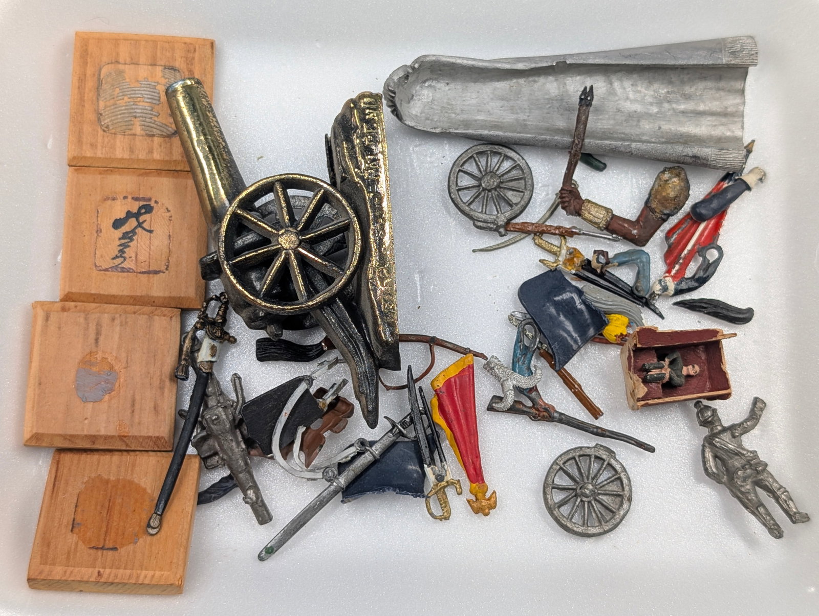VARIOUS LEAD SOLDIER PARTS & PIECES: PARTS AND PIECES LOT.