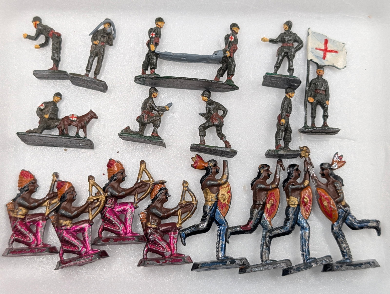ASSORTED LOT OF VARIOUS LEAD SOLDIERS: ALL REMAIN IN FAIR TO GOOD CONDITION, SHOWING TYPICAL WEAR.