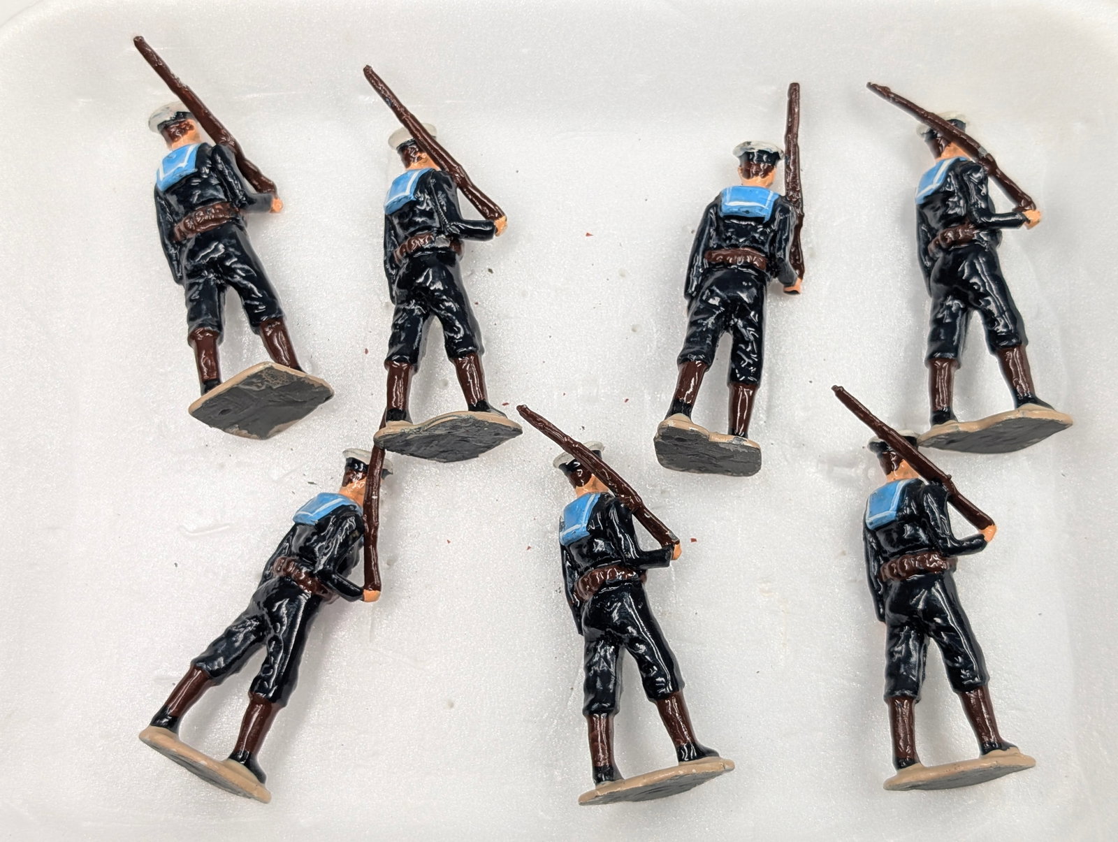 ASSORTED LOT OF VARIOUS LEAD SOLDIERS: ALL REMAIN IN FAIR TO GOOD CONDITION, SHOWING TYPICAL WEAR.