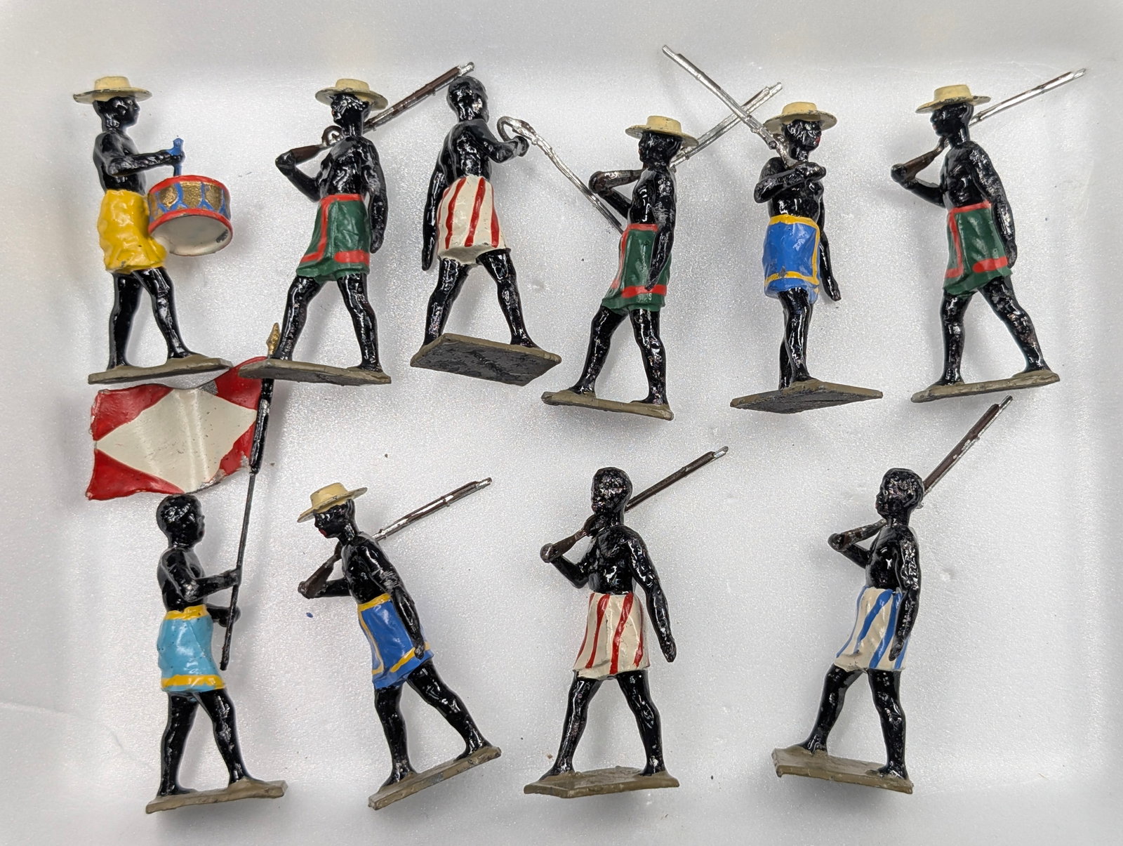 ASSORTED LOT OF VARIOUS LEAD SOLDIERS: ALL REMAIN IN FAIR TO GOOD CONDITION, SHOWING TYPICAL WEAR.