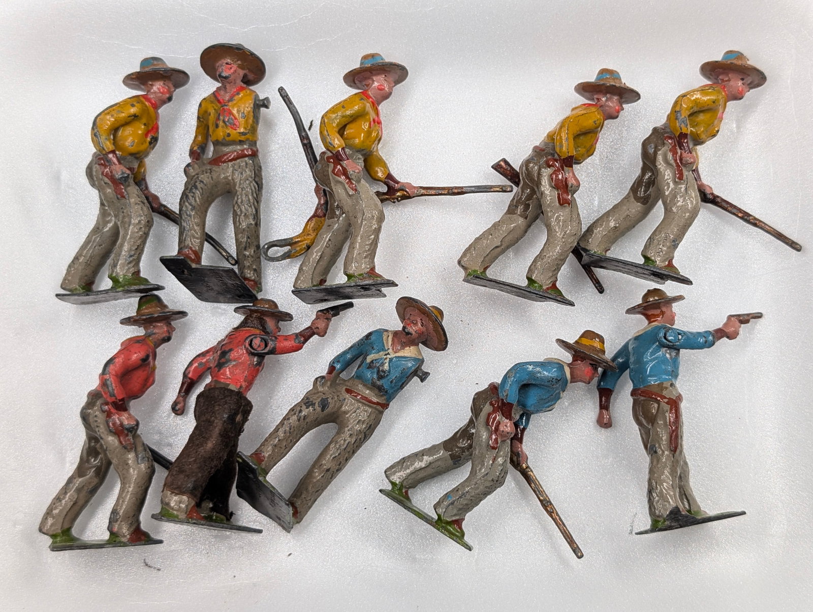ASSORTED LOT OF VARIOUS LEAD SOLDIERS: ALL REMAIN IN FAIR TO GOOD CONDITION, SHOWING TYPICAL WEAR.