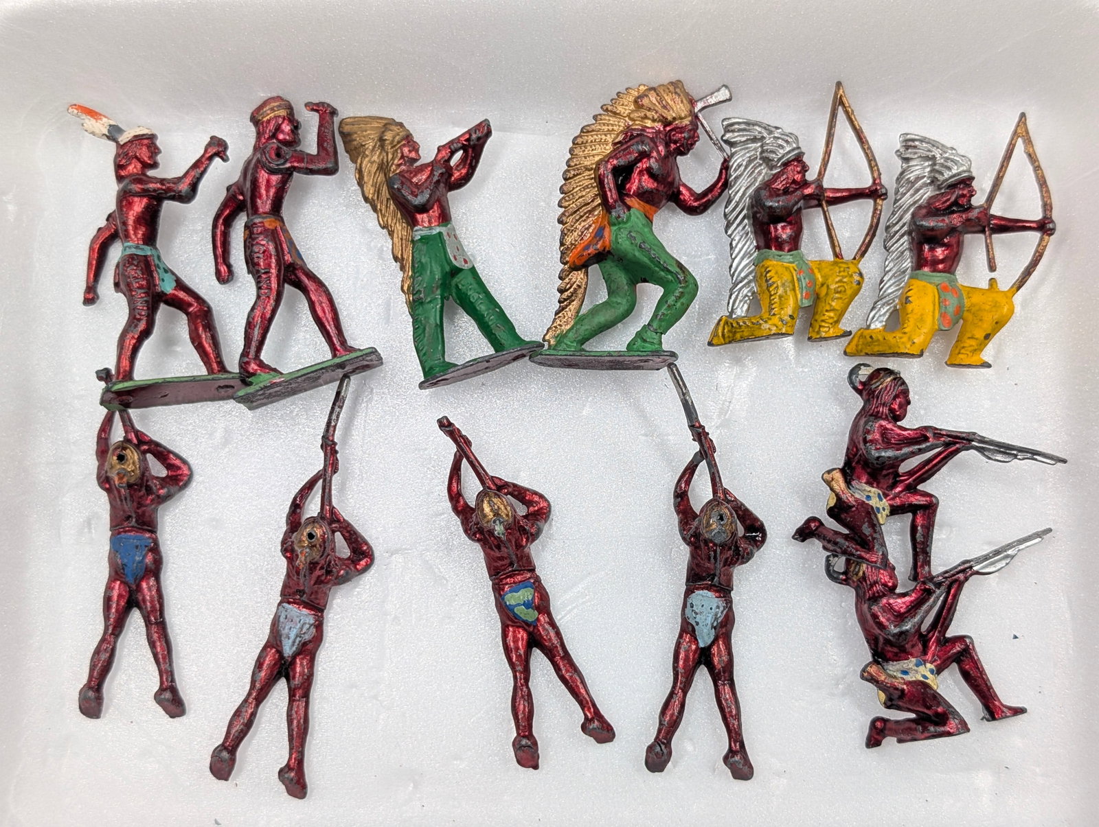 ASSORTED LOT OF VARIOUS LEAD SOLDIERS: ALL REMAIN IN FAIR TO GOOD CONDITION, SHOWING TYPICAL WEAR.