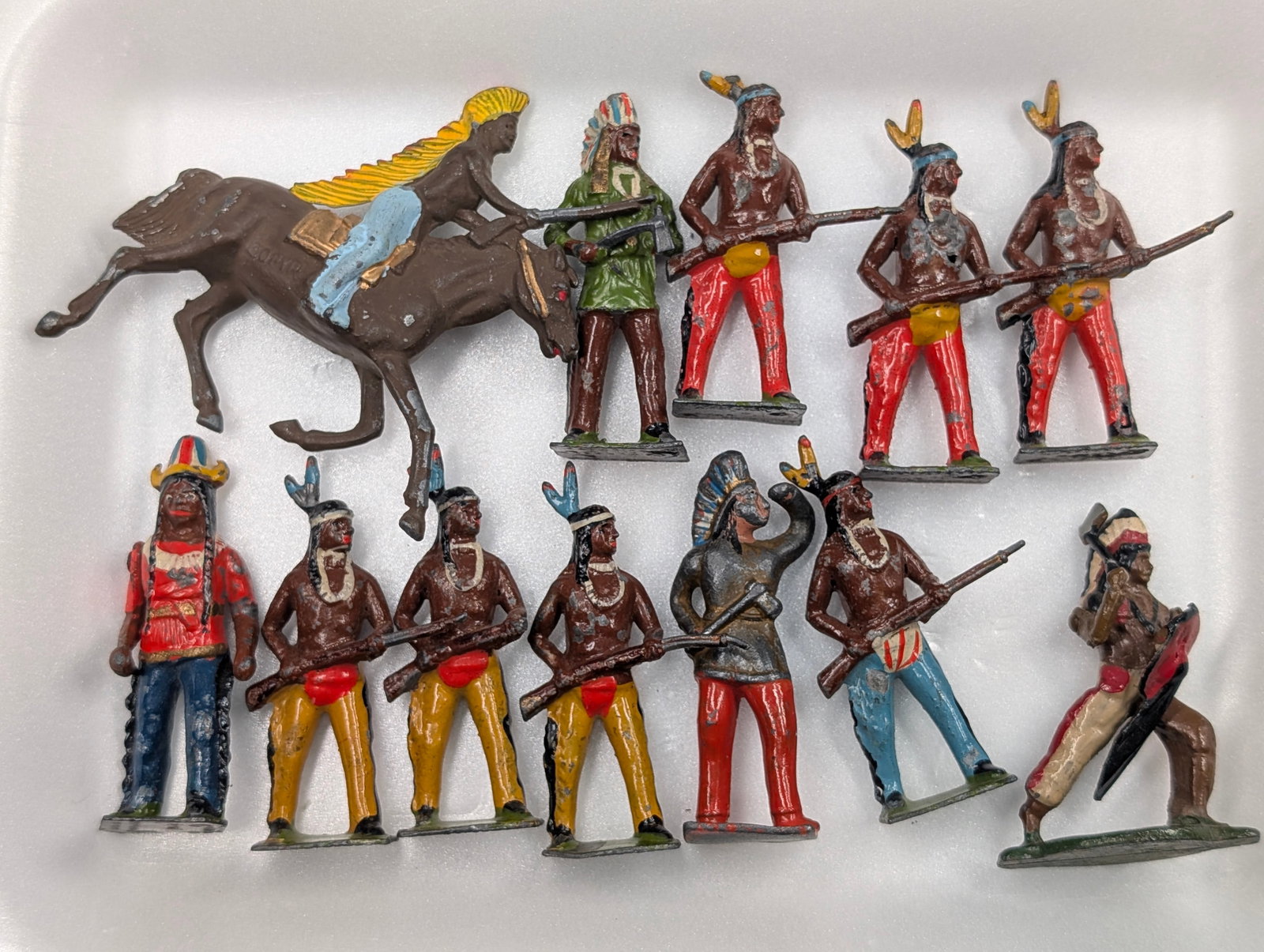 ASSORTED LOT OF VARIOUS LEAD SOLDIERS: ALL REMAIN IN FAIR TO GOOD CONDITION, SHOWING TYPICAL WEAR.