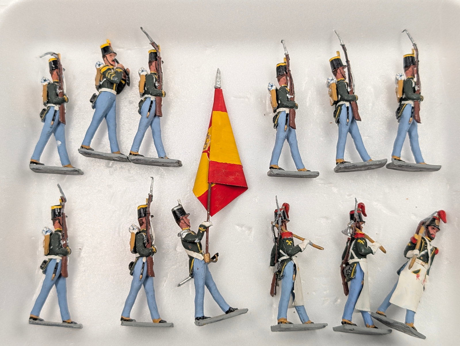 ASSORTED LOT OF VARIOUS LEAD SOLDIERS: ALL REMAIN IN FAIR TO GOOD CONDITION, SHOWING TYPICAL WEAR.