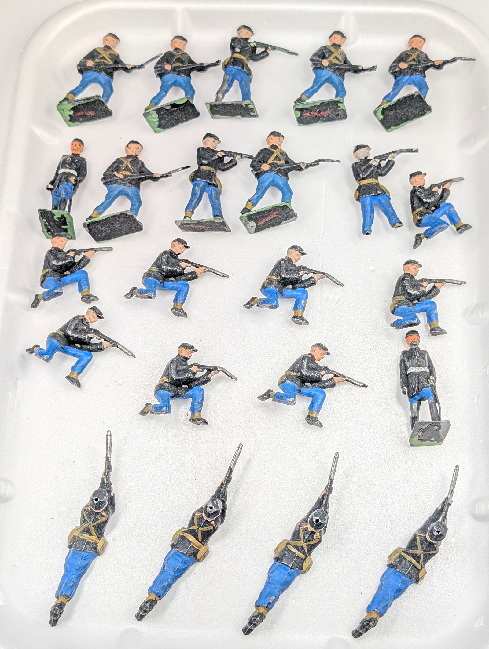 ASSORTED LOT OF VARIOUS LEAD SOLDIERS: ALL REMAIN IN FAIR TO GOOD CONDITION, SHOWING TYPICAL WEAR.