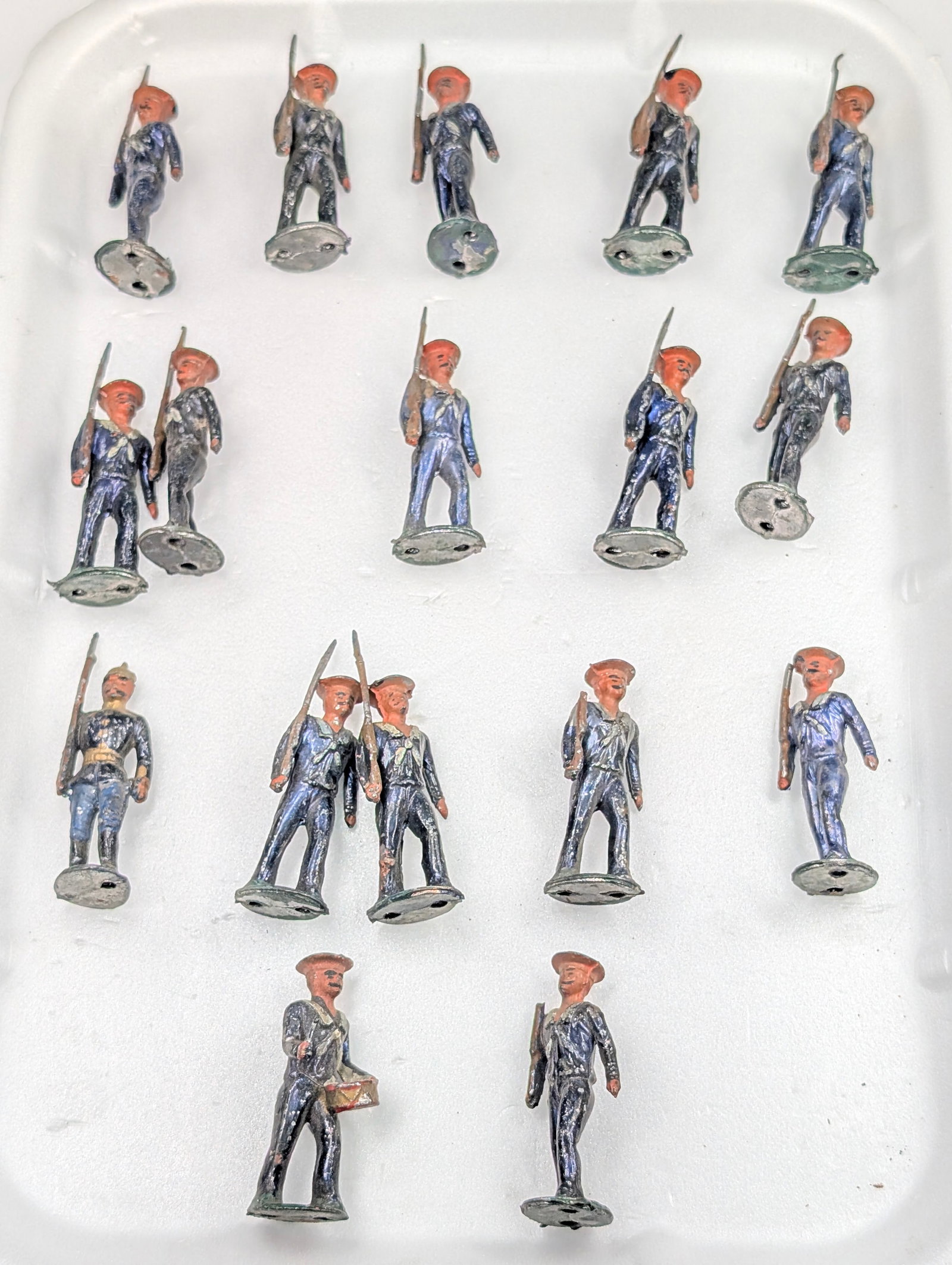 ASSORTED LOT OF VARIOUS LEAD SOLDIERS: ALL REMAIN IN FAIR TO GOOD CONDITION, SHOWING SOME TYPICAL WEAR.