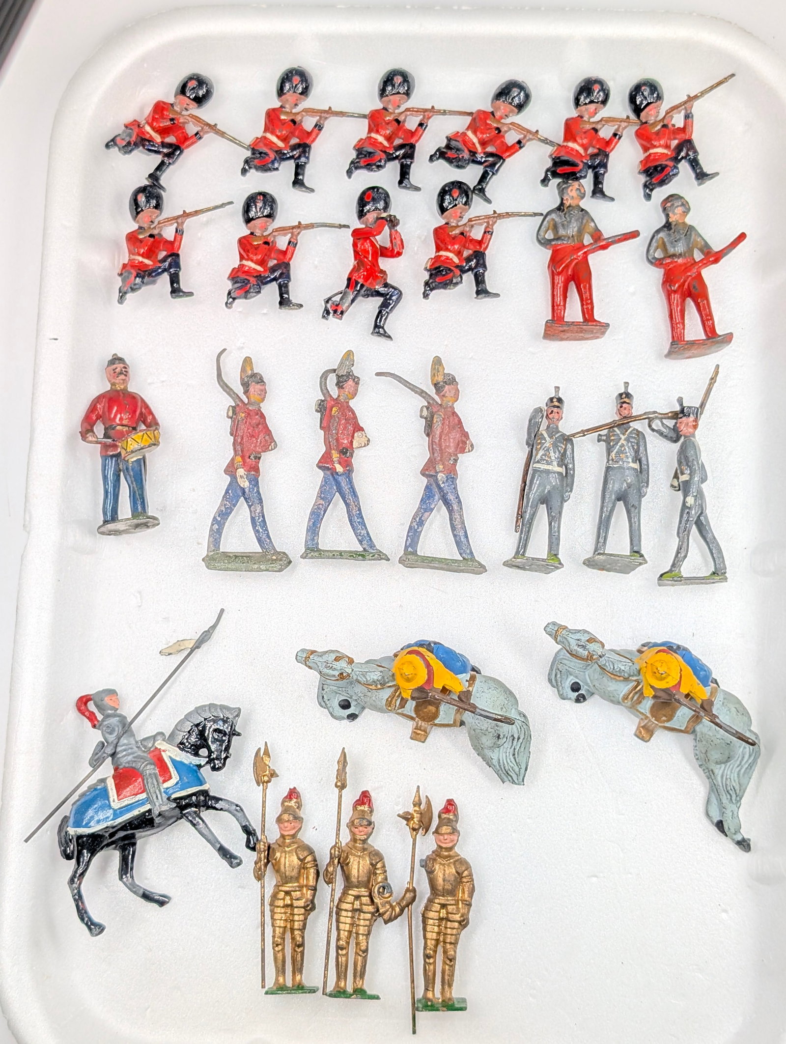 ASSORTED LOT OF VARIOUS HAND PAINTED SOLDIERS: ALL REMAIN IN FAIR TO GOOD CONDITION, SHOWING SOME TYPICAL WEAR.