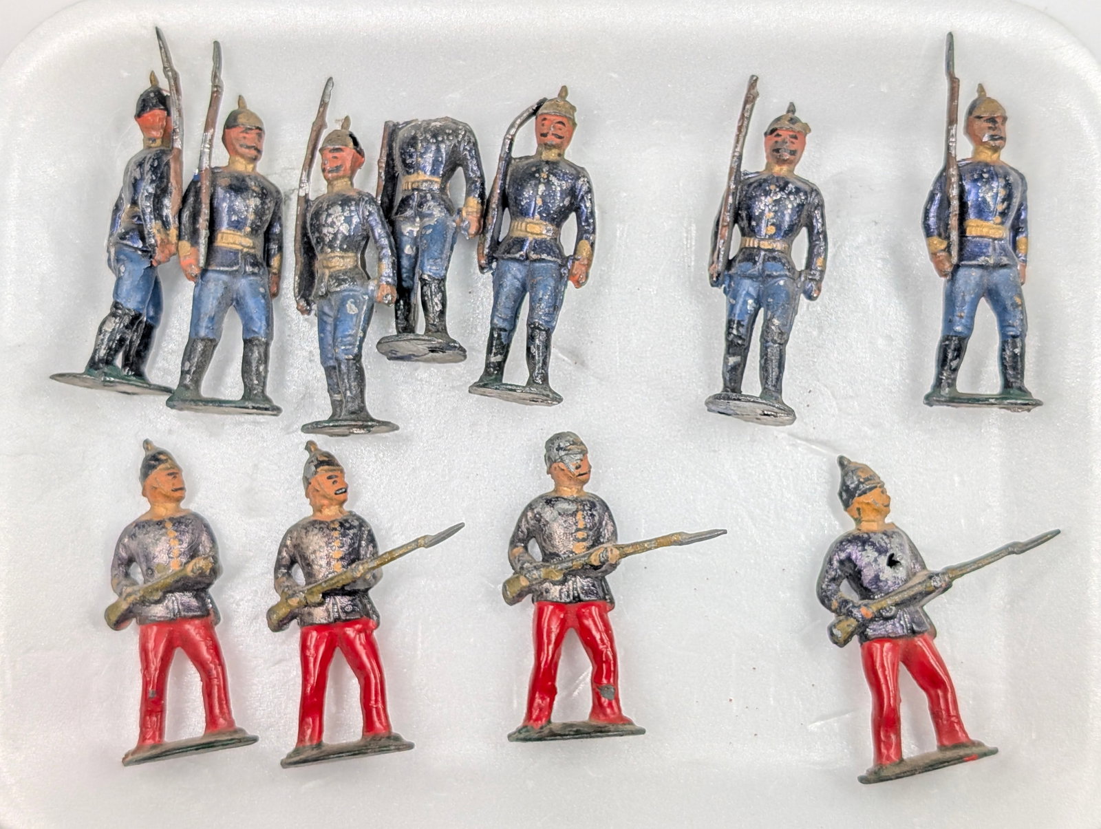 ASSORTED LOT OF VARIOUS HAND PAINTED SOLDIERS: ALL REMAIN IN FAIR TO GOOD CONDITION, SHOWING SOME TYPICAL WEAR.