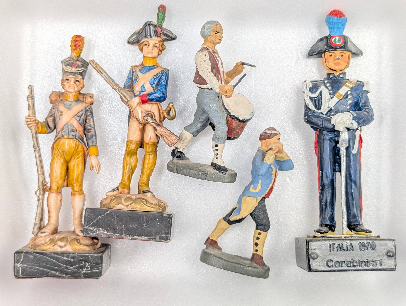 VARIOUS VINTAGE PAINTED SOLDIERS: ALL REMAIN IN FAIR TO GOOD CONDITION, SHOWING SOME TYPICAL WEAR.