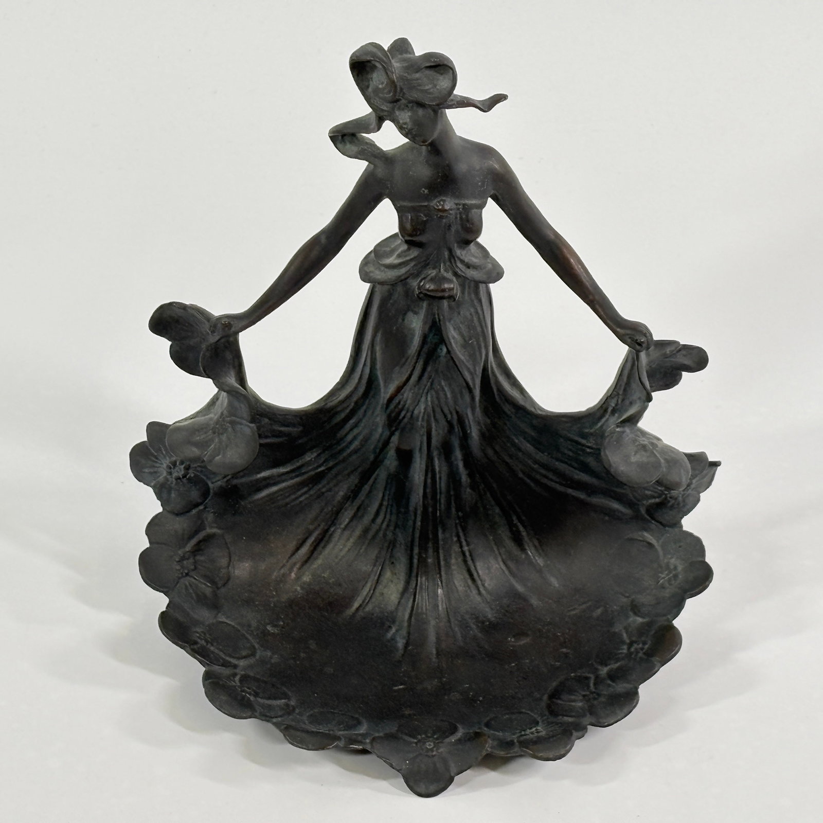 CARTIER SIGNED CAST METAL ART NOUVEAU ASHTRAY PEN STAND: VINTAGE COPY REMAINS IN GOOD CONDITION, SHOWING SOME TYPICAL WEAR.