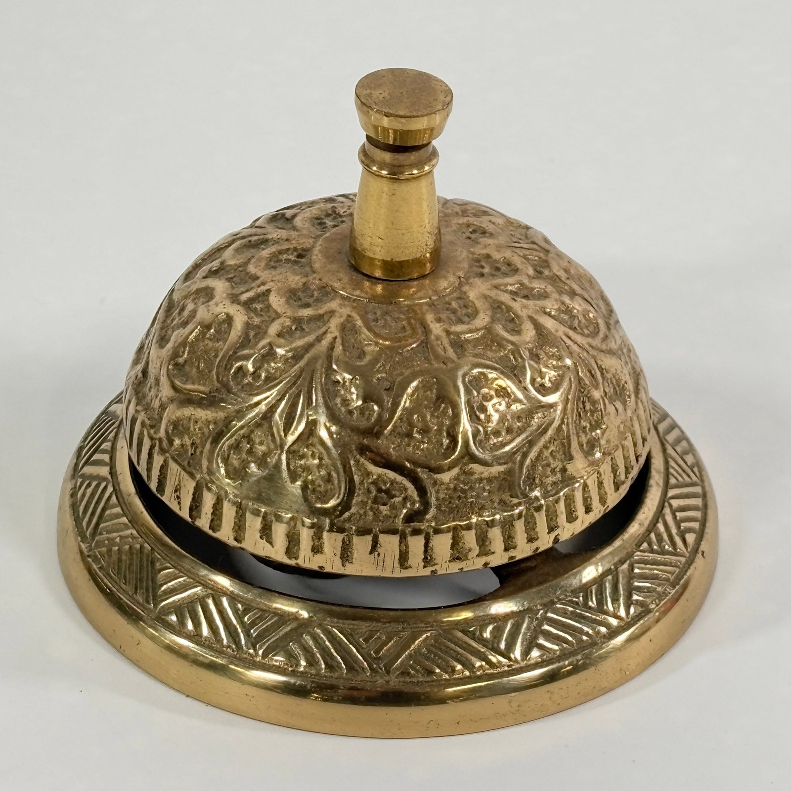 ANTIQUE POLISHED BRASS HOTEL BELL: REMAINS IN GOOD CONDITION.