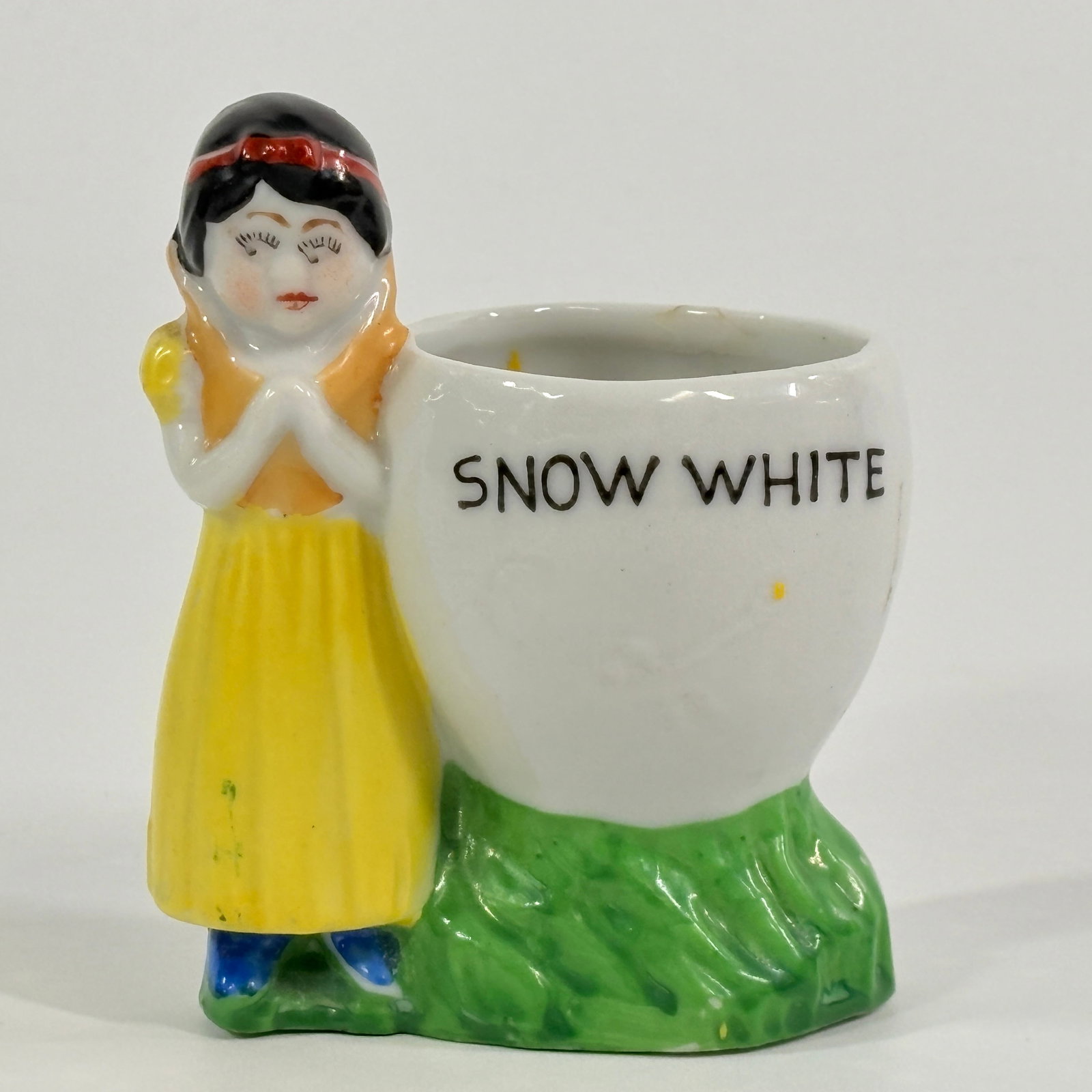 1937 JAPAN WALT DISNEY SNOW WHITE MATCH HOLDER: REMAINS IN GOOD CONDITION, SHOWING LIGHT WEAR. NO CHIPS OR CRACKS.