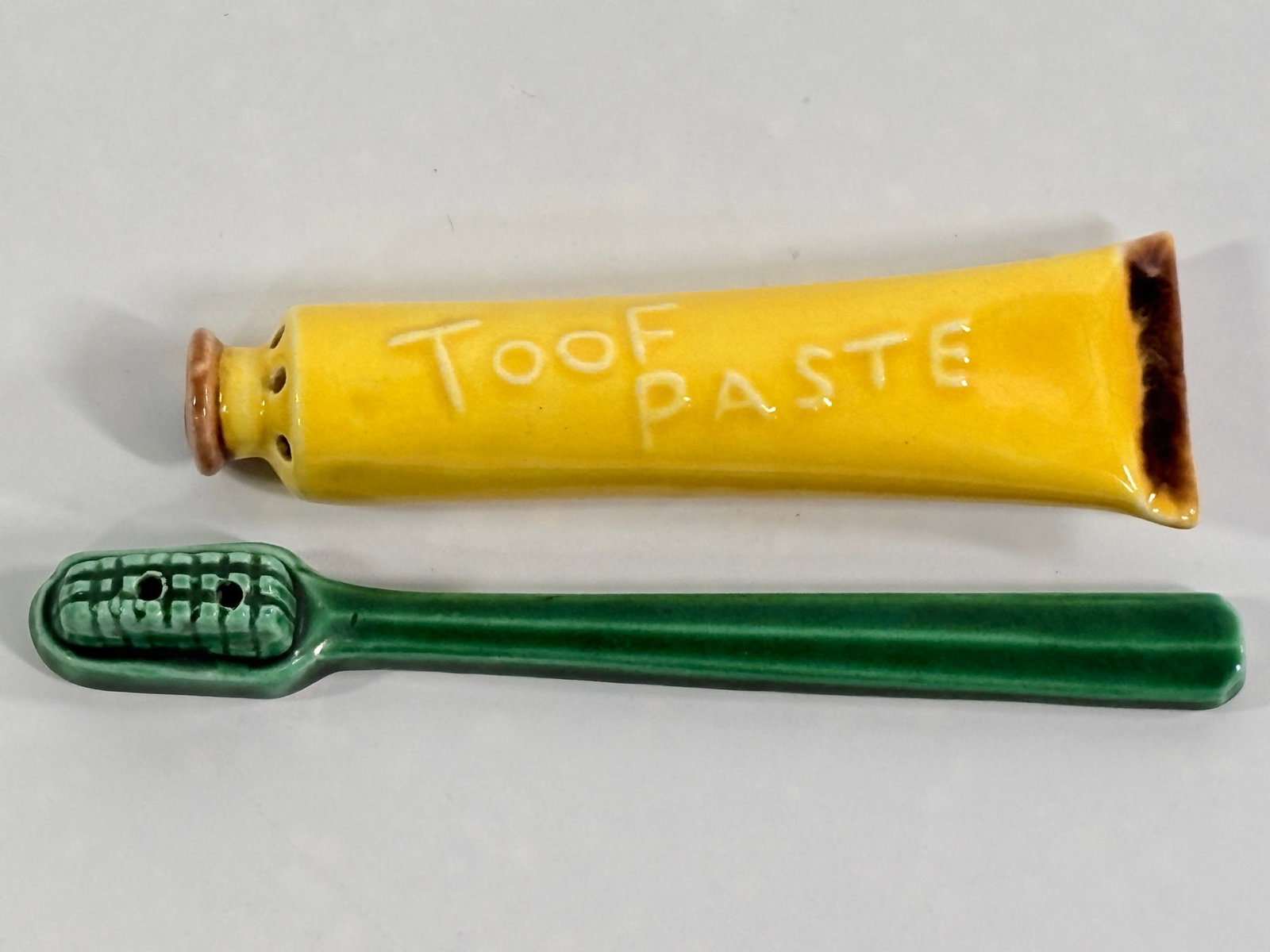 VINTAGE CERAMIC TOOF PASTE & TOOTHBRUSH SALT & PEPPER SET (1 of 4)