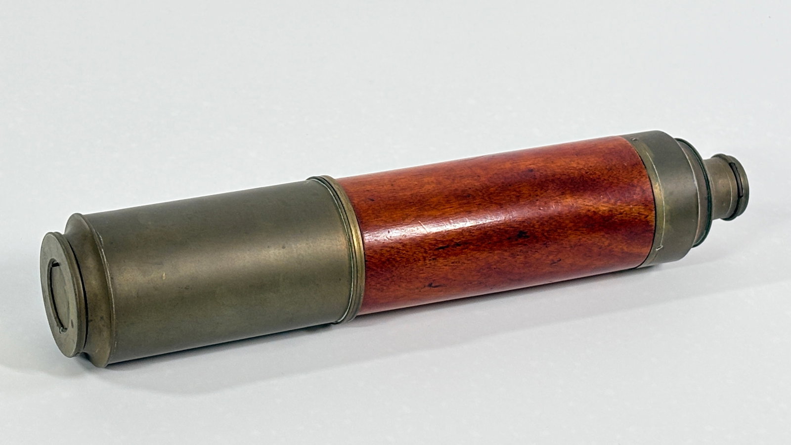 ANTIQUE BRASS & WOOD SPY GLASS: REMAINS IN GOOD CONDITION, SHOWING TYPICAL WEAR. NEEDS CLEANED / POLISHED.