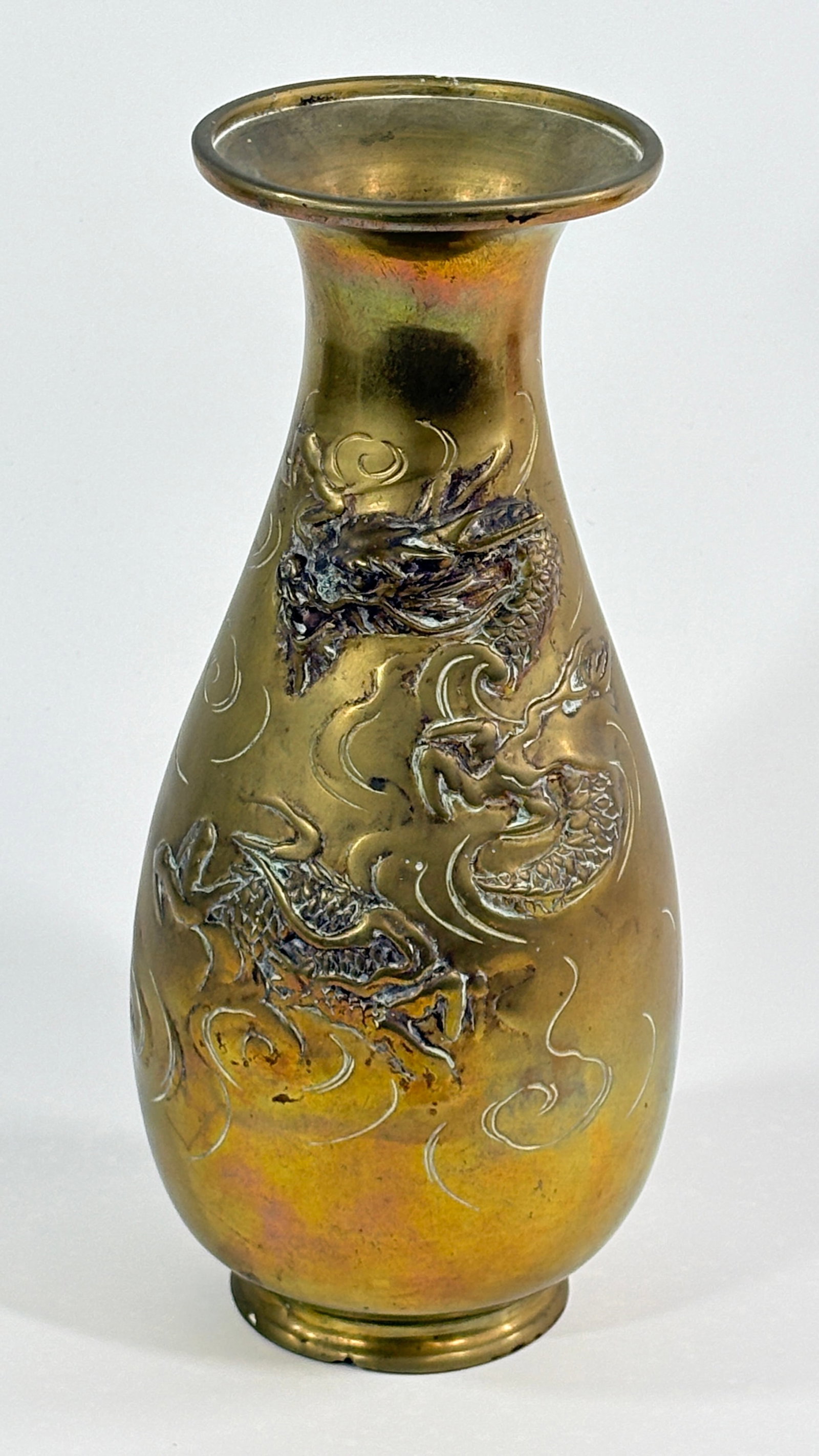 VINTAGE BRASS ORIENTAL DRAGON VASE: REMAINS IN FAIR TO GOOD CONDITION, SHOWING TYPICAL WEAR.