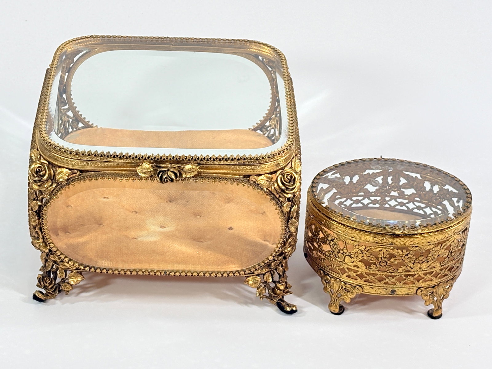 PAIR OF VINTAGE DRESSER JEWELRY BOXES: BOTH REMAIN IN GOOD CONDITION, SHOWING SOME TYPICAL WEAR.
