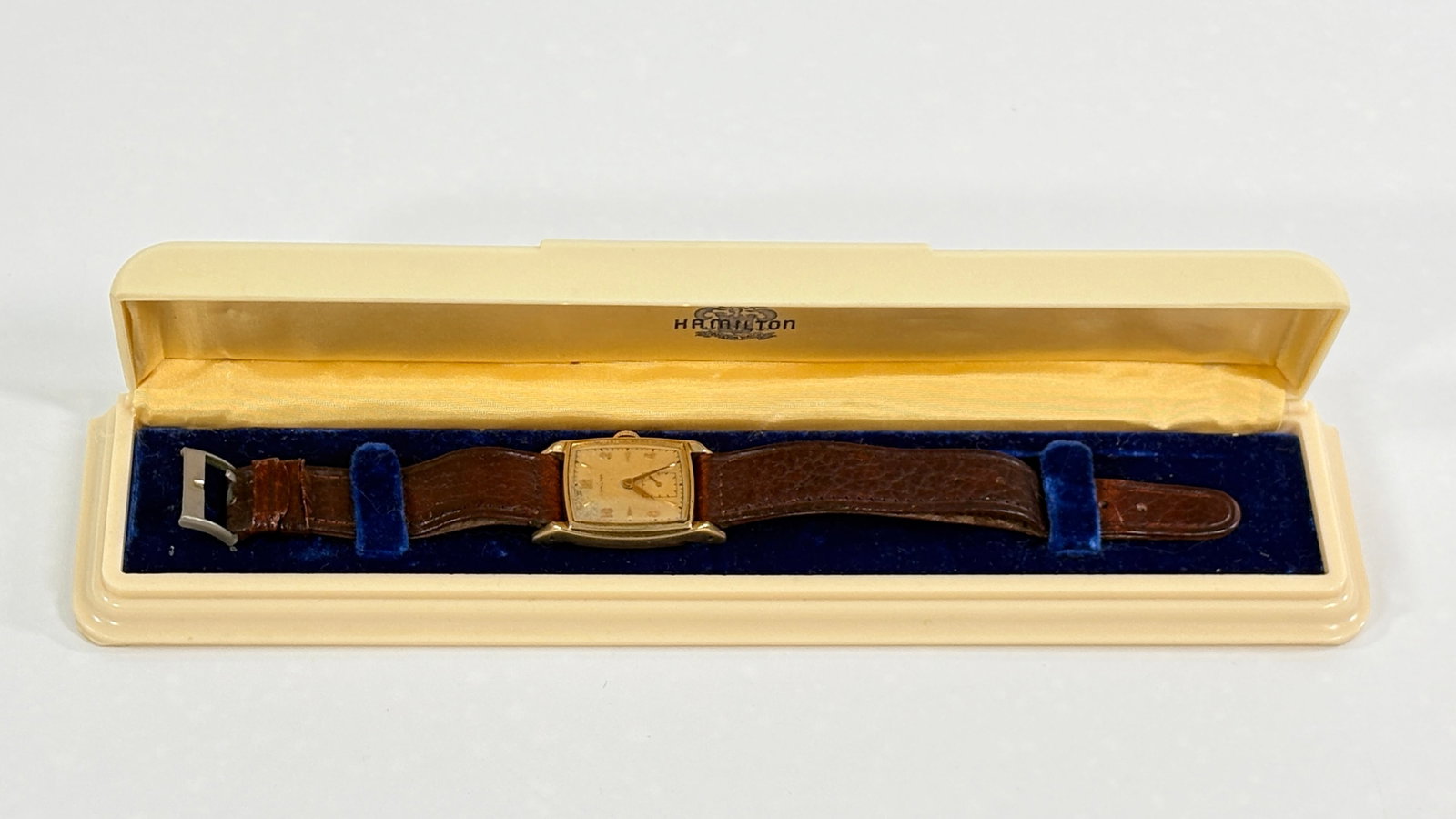 14K GOLD FILLED MENS HAMILTON WRIST WATCH: REMAINS IN FAIR TO GOOD CONDITION, SHOWING TYPICAL USAGE WEAR. CURRENTLY NOT RUNNING.